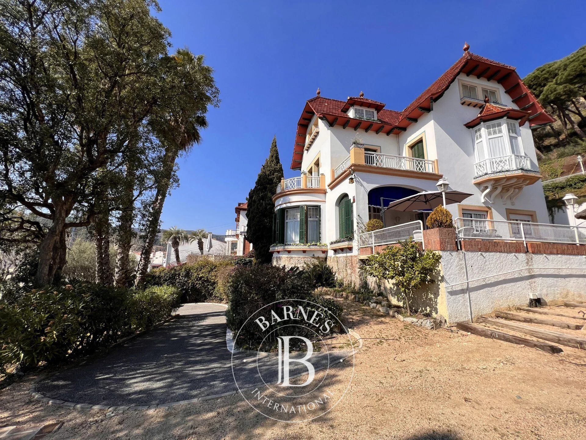 Maison moderniste du 20ème siècle avec piscine à vendre à Sant Andreu de Llavaneres, Barcelone. - picture 3