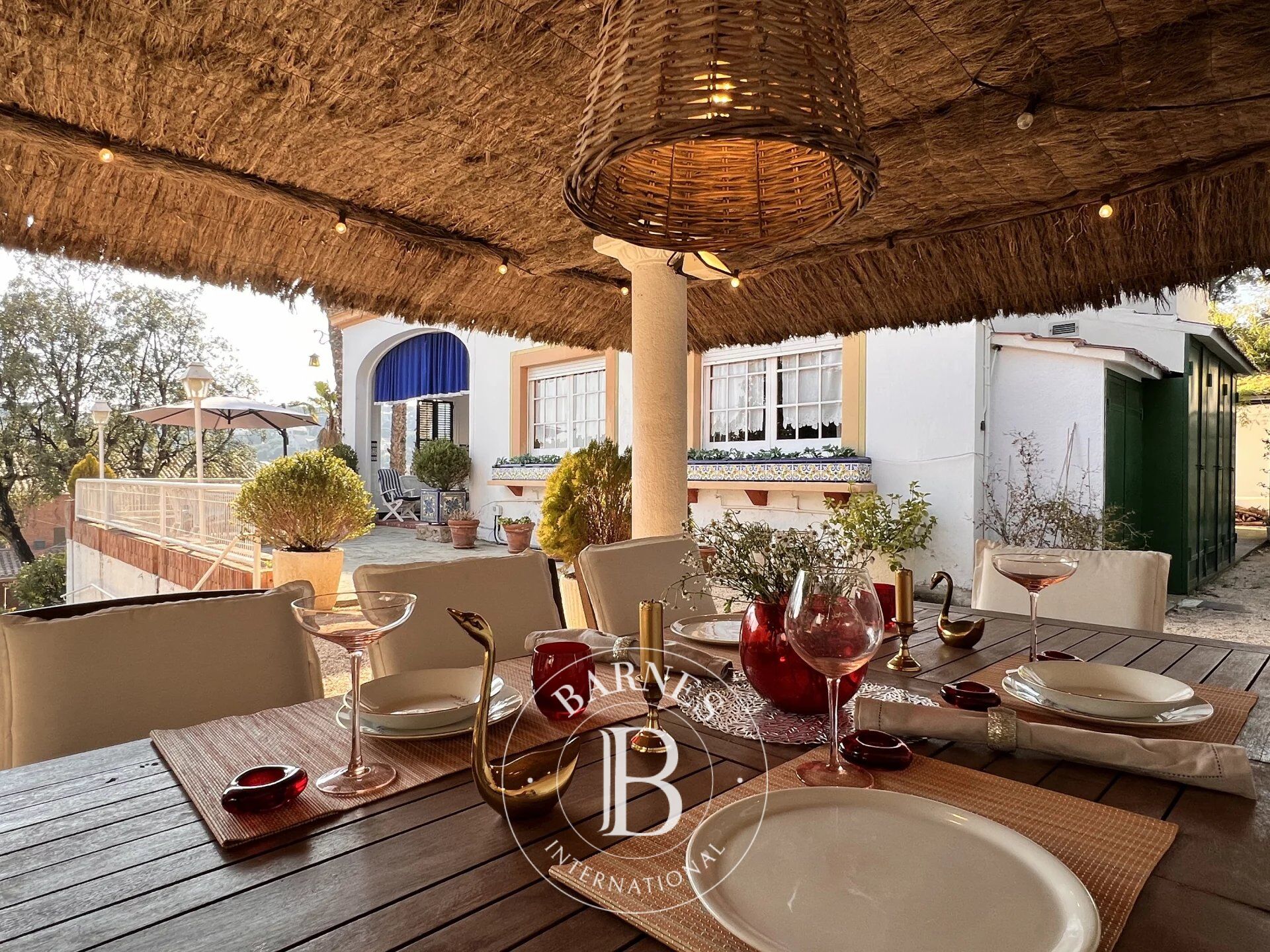 Maison moderniste du 20ème siècle avec piscine à vendre à Sant Andreu de Llavaneres, Barcelone. - picture 2