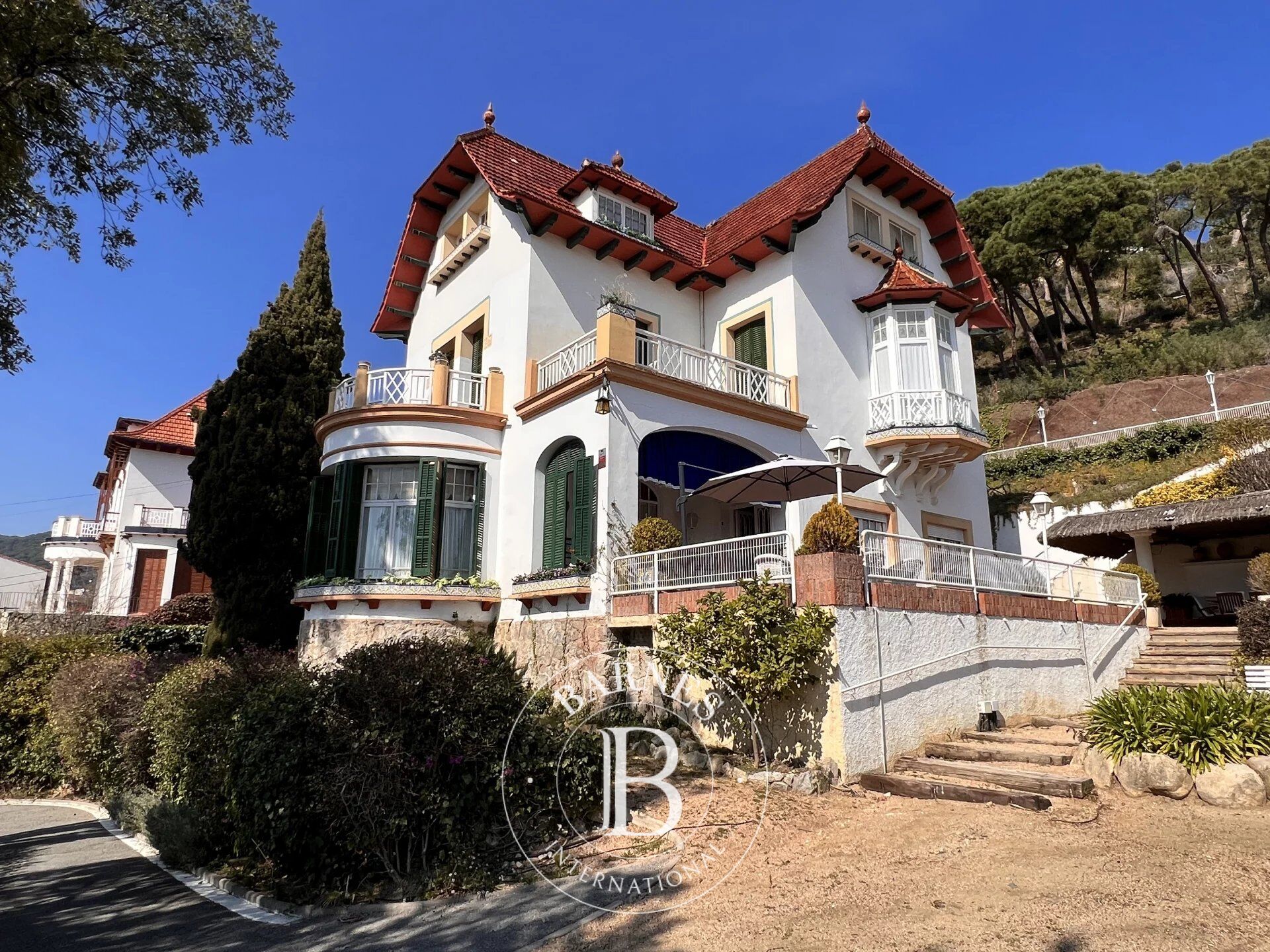 Maison moderniste du 20ème siècle avec piscine à vendre à Sant Andreu de Llavaneres, Barcelone. - picture 1