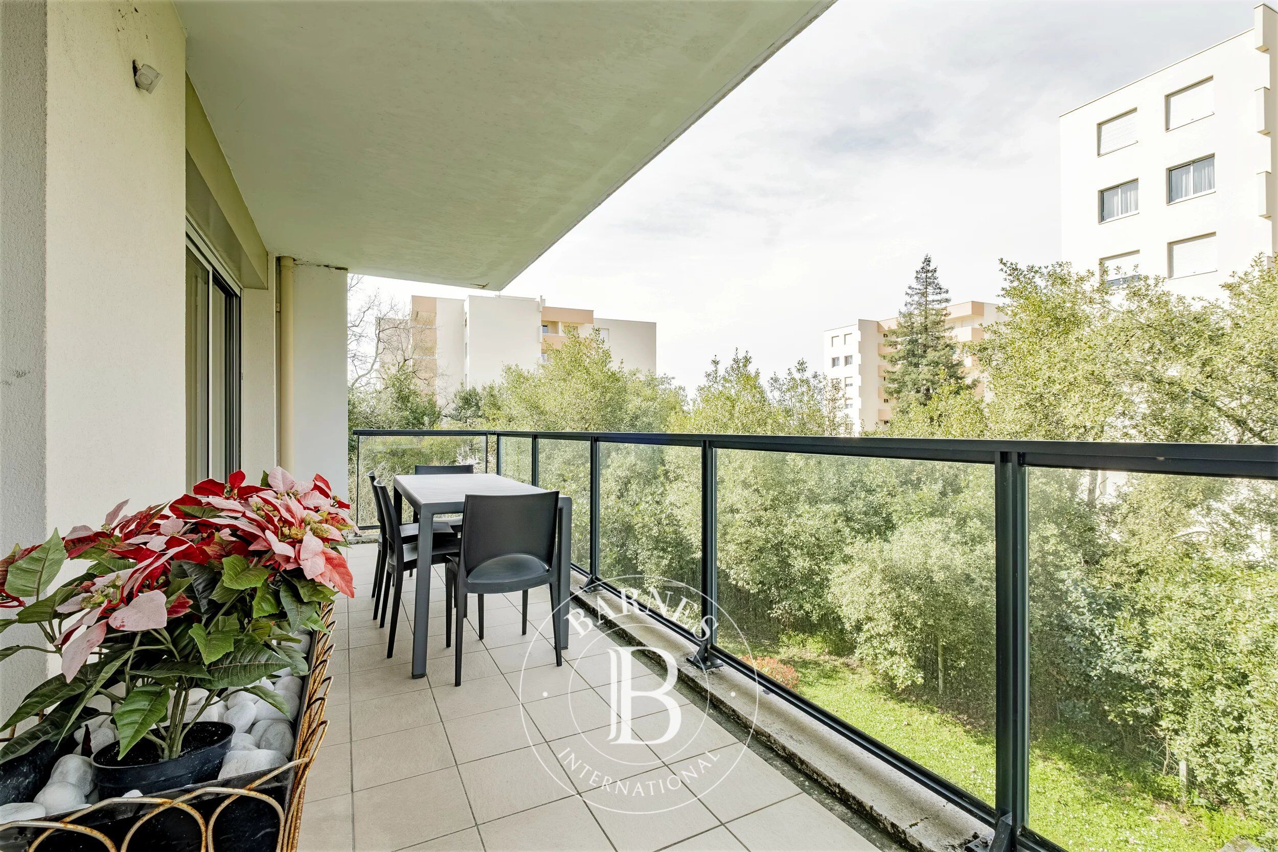 Exclusive – Bordeaux Caudéran – 46 sqm Apartment – Terrace – Garage - picture 2