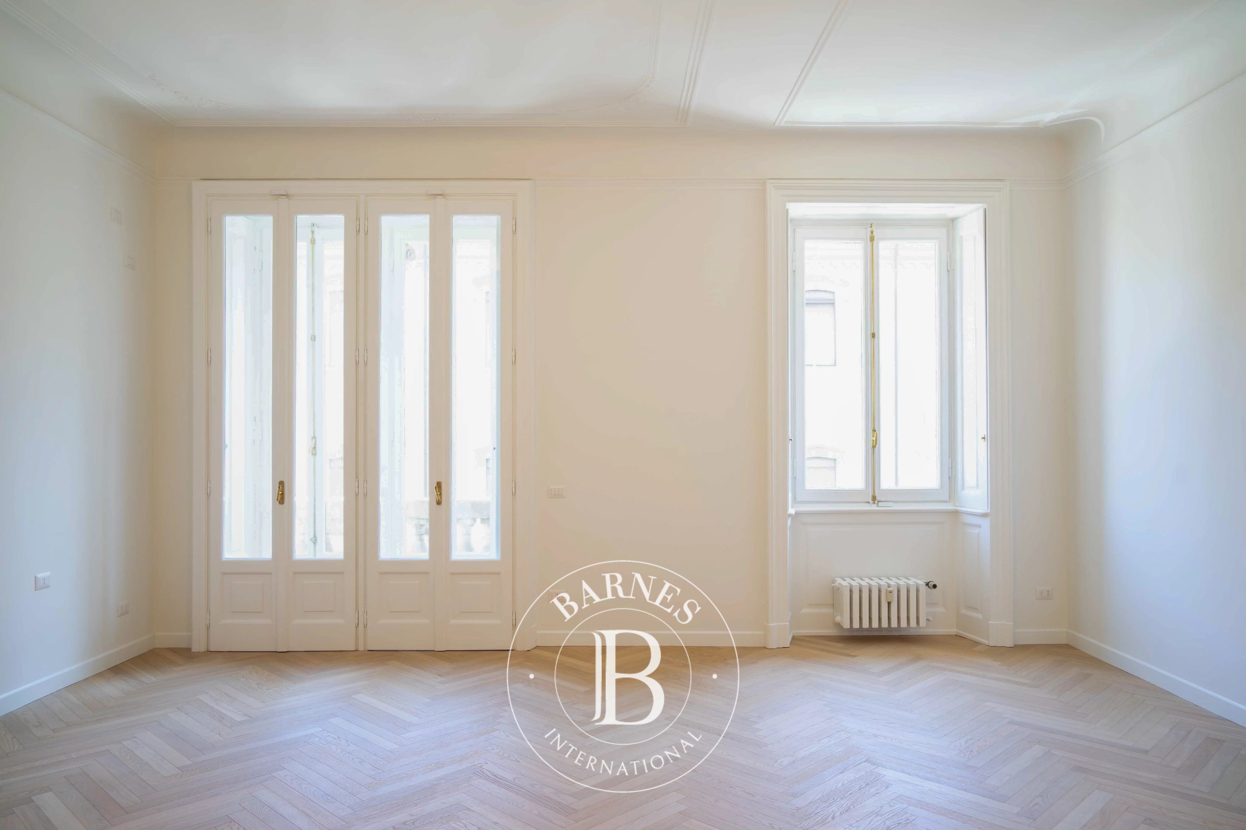 Stylish Apartment for Sale in the Heart of Milan - picture 1