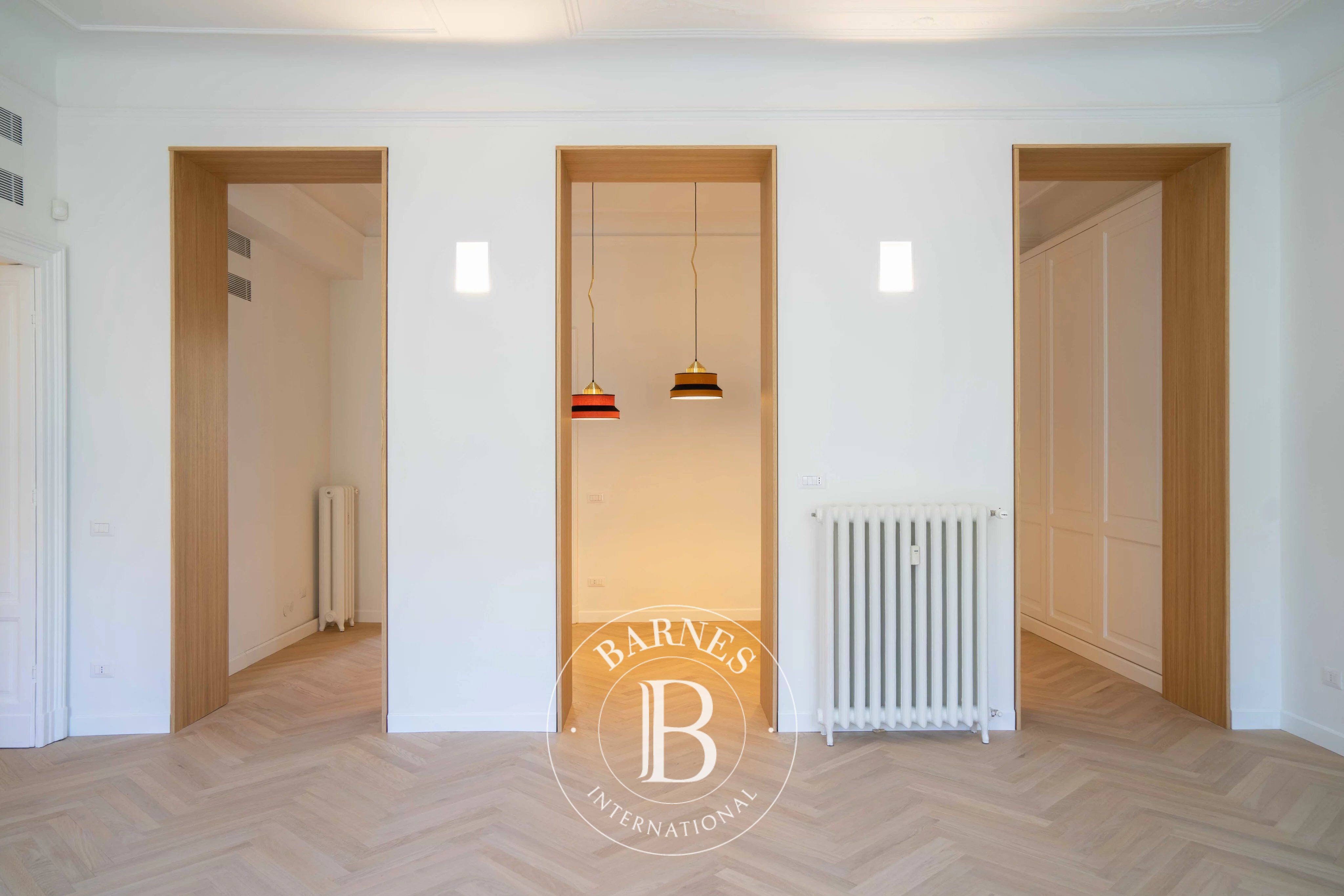 Stylish Apartment for Sale in the Heart of Milan - picture 3