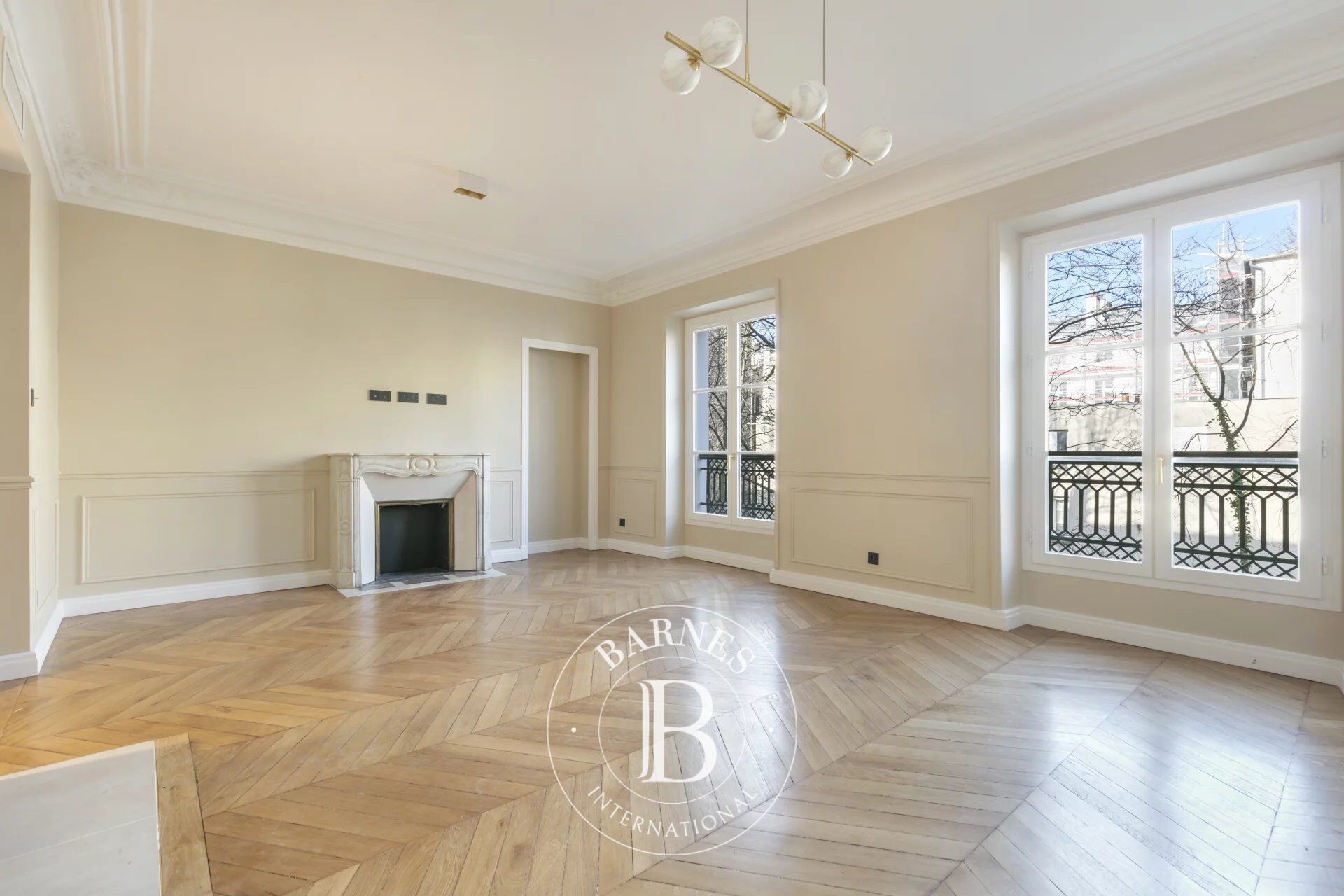 PARIS 8TH - CHAMPS ELYSEES - 2 BEDROOMS - GARDEN VIEW - picture 1