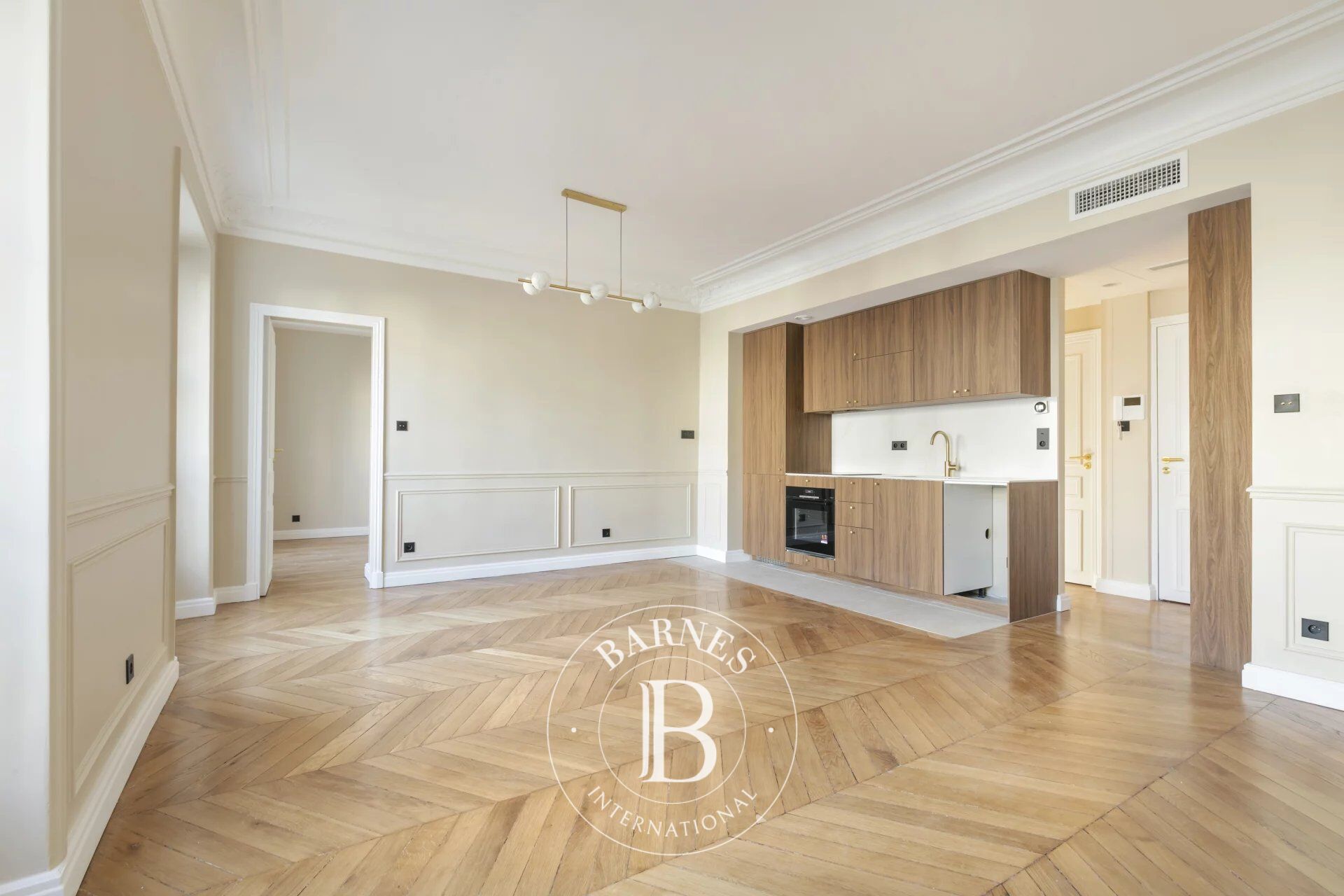 PARIS 8TH - CHAMPS ELYSEES - 2 BEDROOMS - GARDEN VIEW - picture 3