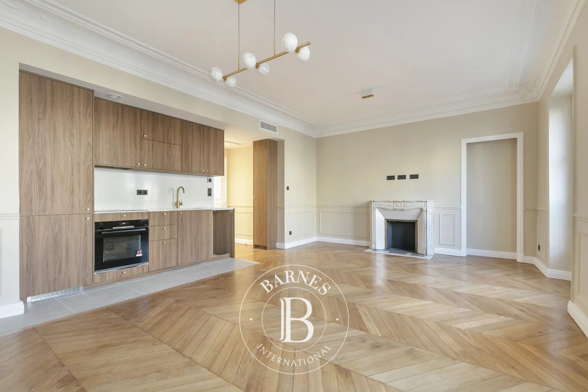 PARIS 8TH - CHAMPS ELYSEES - 2 BEDROOMS - GARDEN VIEW - picture 2