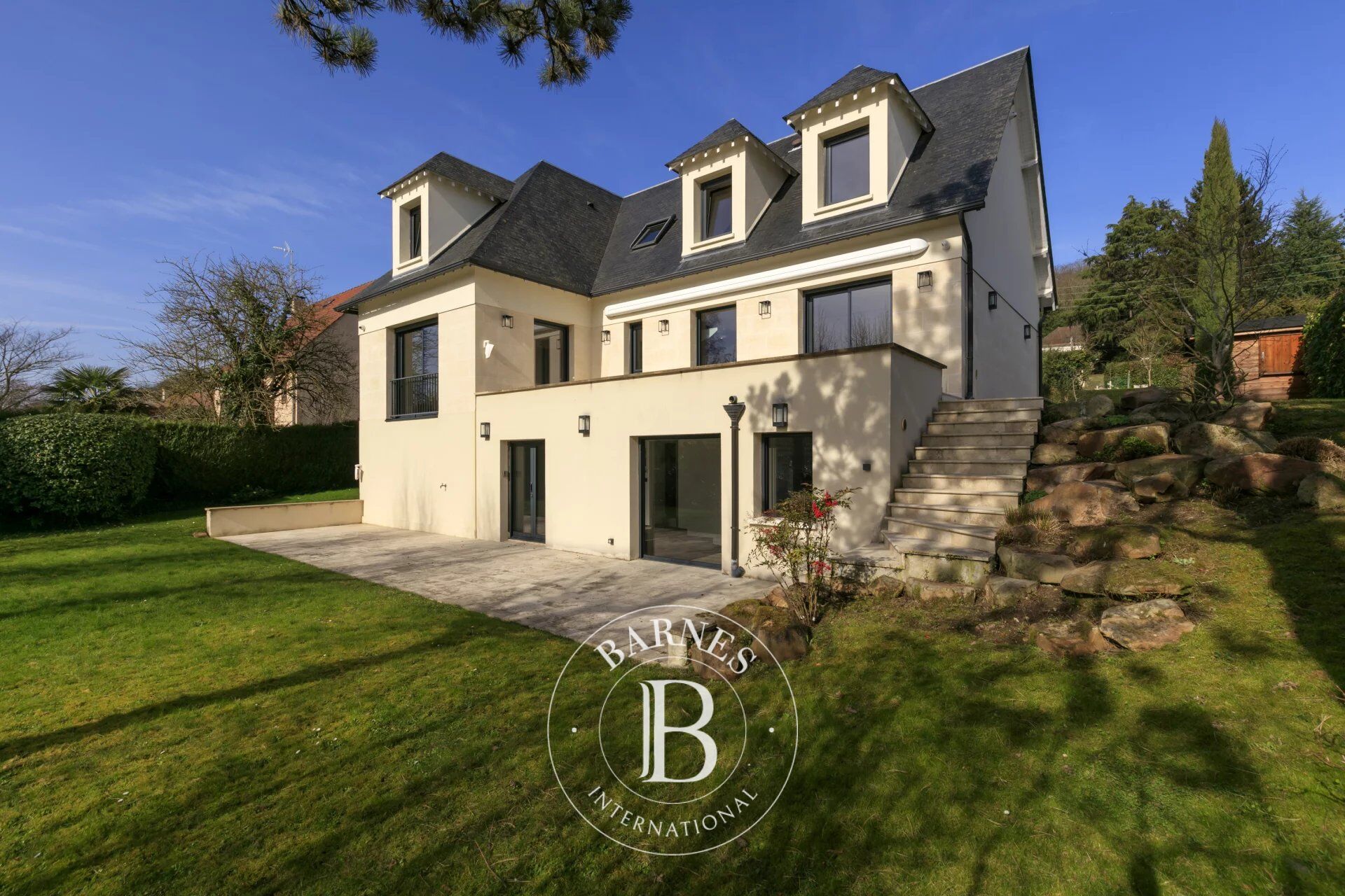 Vauhallan - 254m² (2,734 sq ft) house, renovated throughout - High-end amenities - picture 1