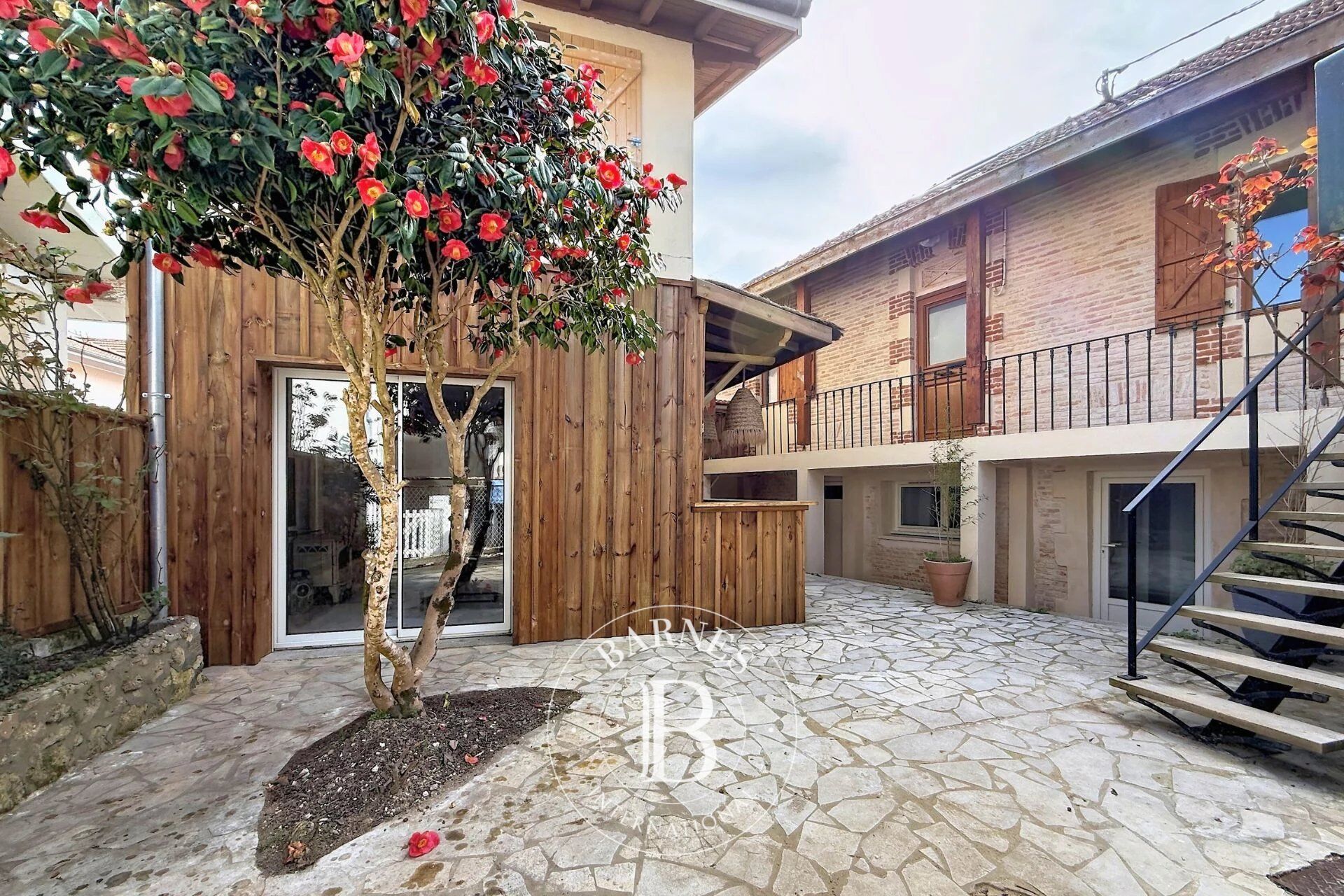 ENSEMBLE DE DEUX MAISONS RÉNOVÉES AVEC STUDIO INDÉPENDANT DANS LE QUARTIER DE L’AIGUILLON À ARCACHON - picture 2