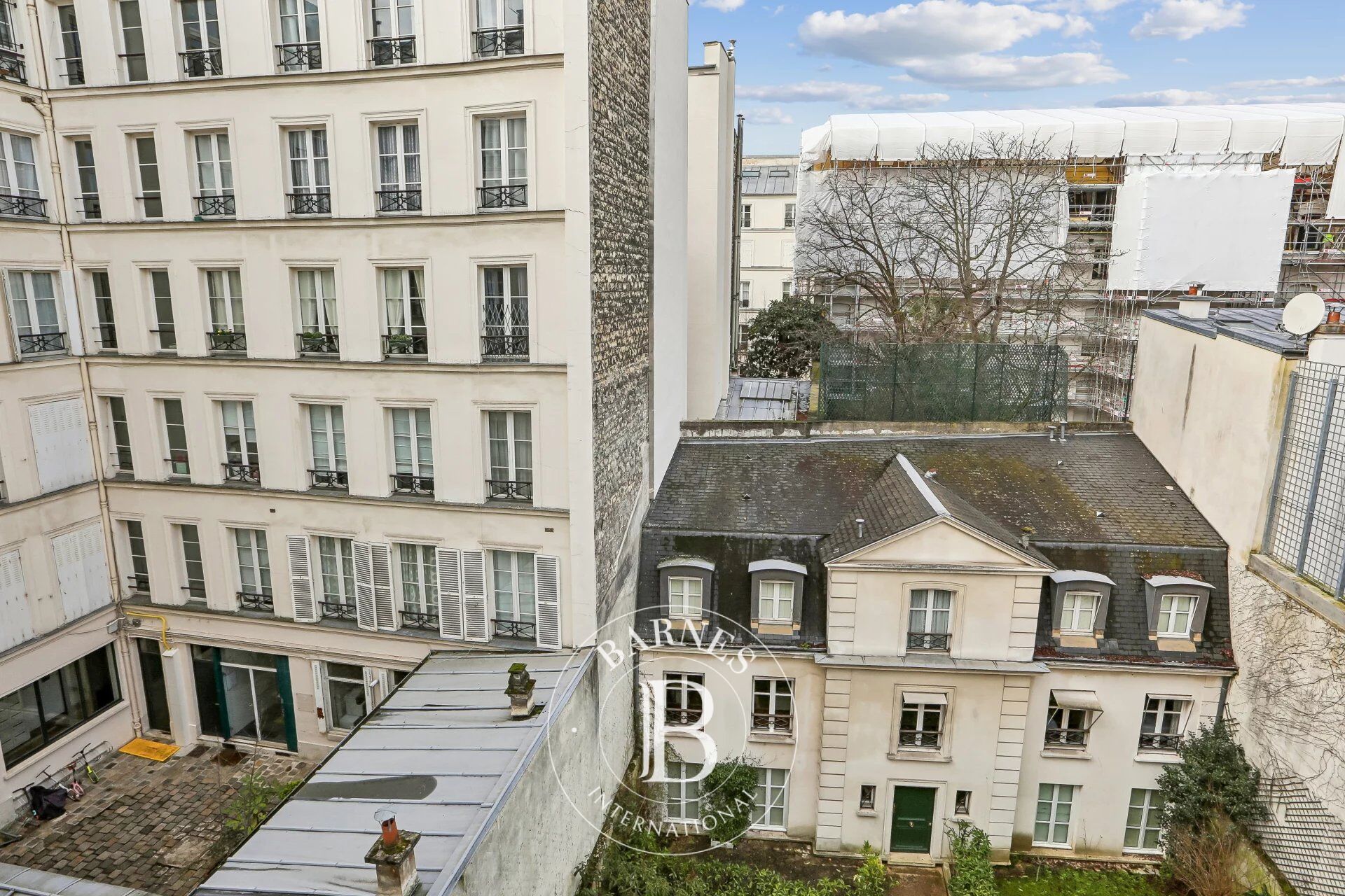 Paris 7ᵉ – Invalides / Vaneau – Dernier étage lumineux – 1 chambre + coin bureau/Mezzanine - picture 3