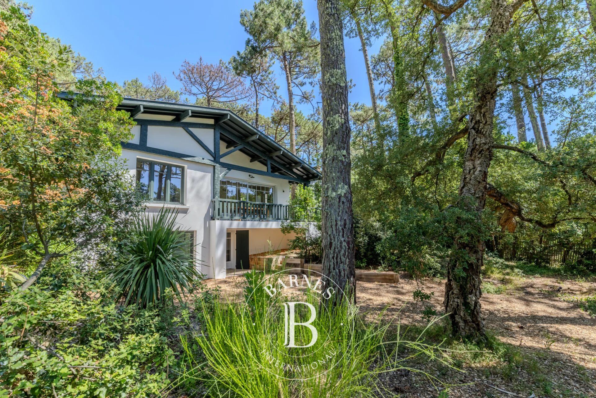 VILLA FAMILIALE ENTIÈREMENT RÉNOVÉE AVEC PISCINE CHAUFFÉE, AU PORT DE LA VIGNE, SUR LA PRESQU’ÎLE DU CAP FERRET - picture 1