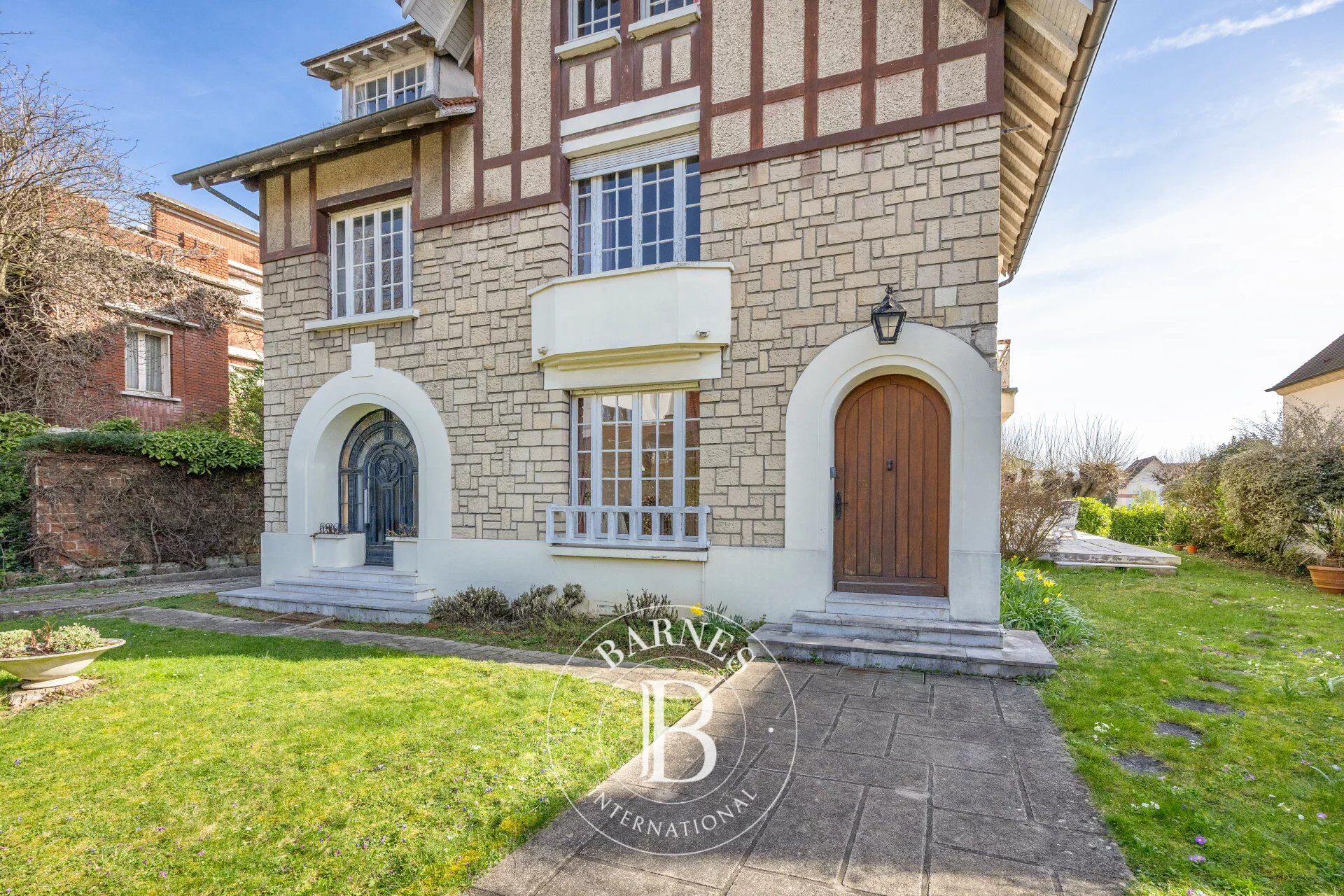 Character Residence in the Heart of the Private Domaine du Parc de Sceaux - picture 2