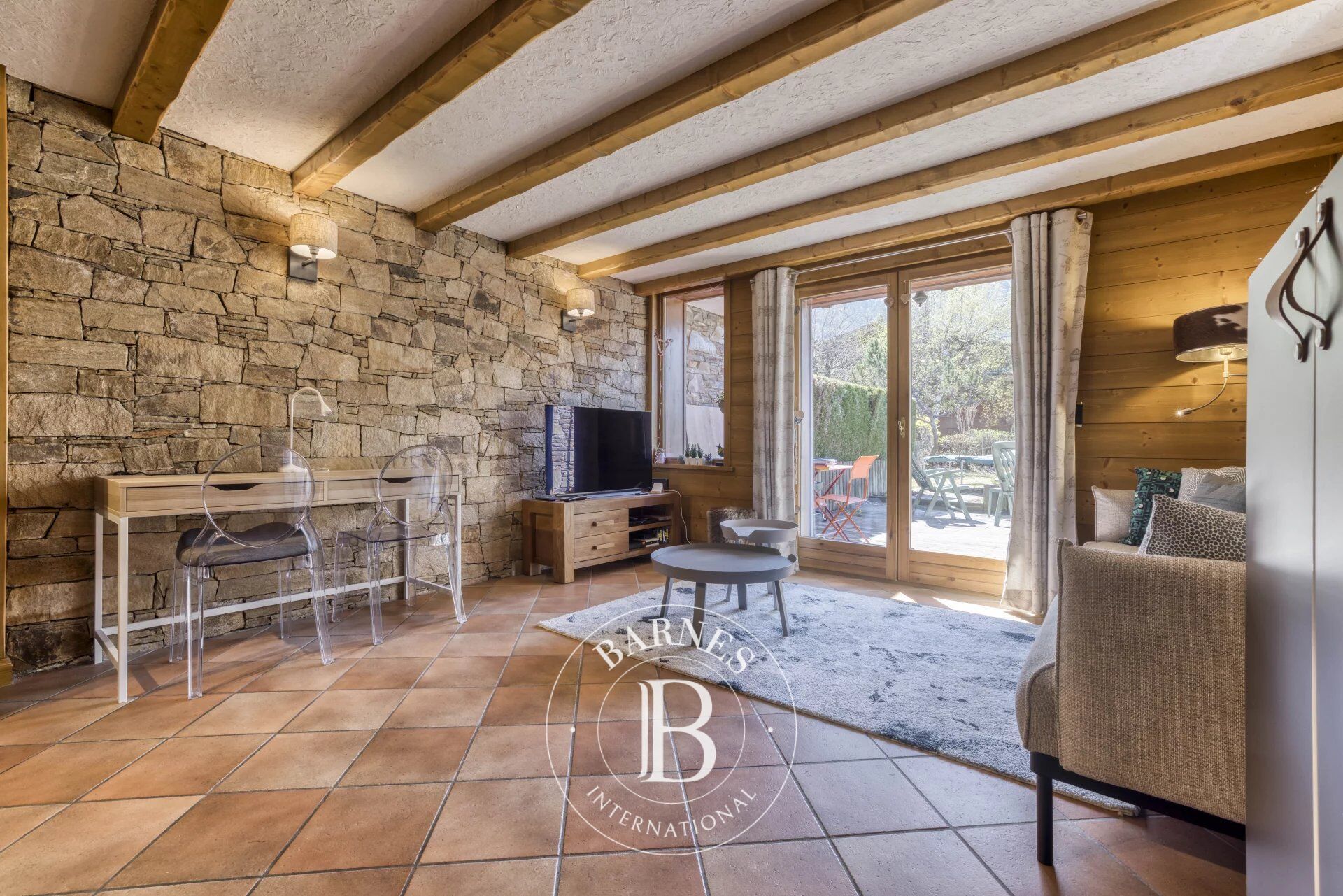 BARNES CHAMONIX - LES PRAZ -  DUPLEX WITH GARDEN - TWO BEDROOMS MEZZANINE APARTMENT - EXCEPTIONAL MONT BLANC VIEWS - picture 2