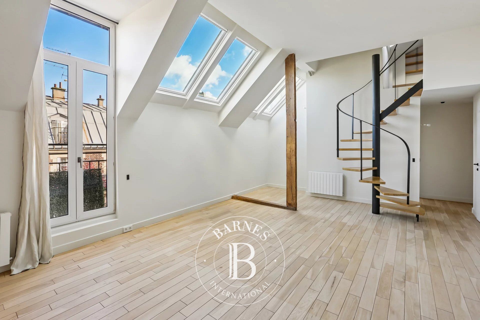 Paris 6 - Port Royal - Derniers étages - Appartement trois pièces aux volumes généreux - Calme, luminosité & vue dégagée - Excellent état - picture 1