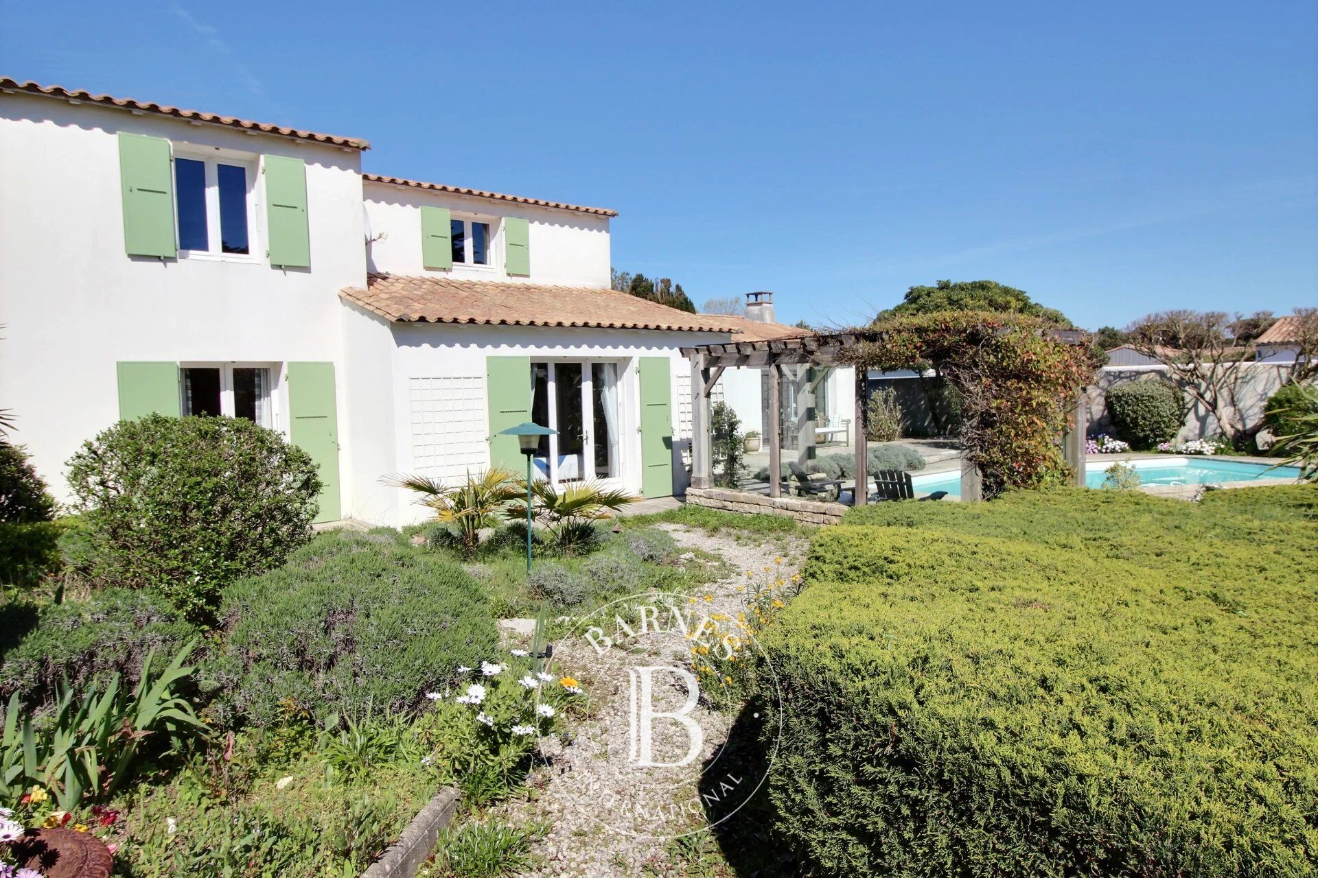 ÎLE DE RÉ - Maison à vendre - SAINTE-MARIE-DE-RÉ - Piscine. - picture 2