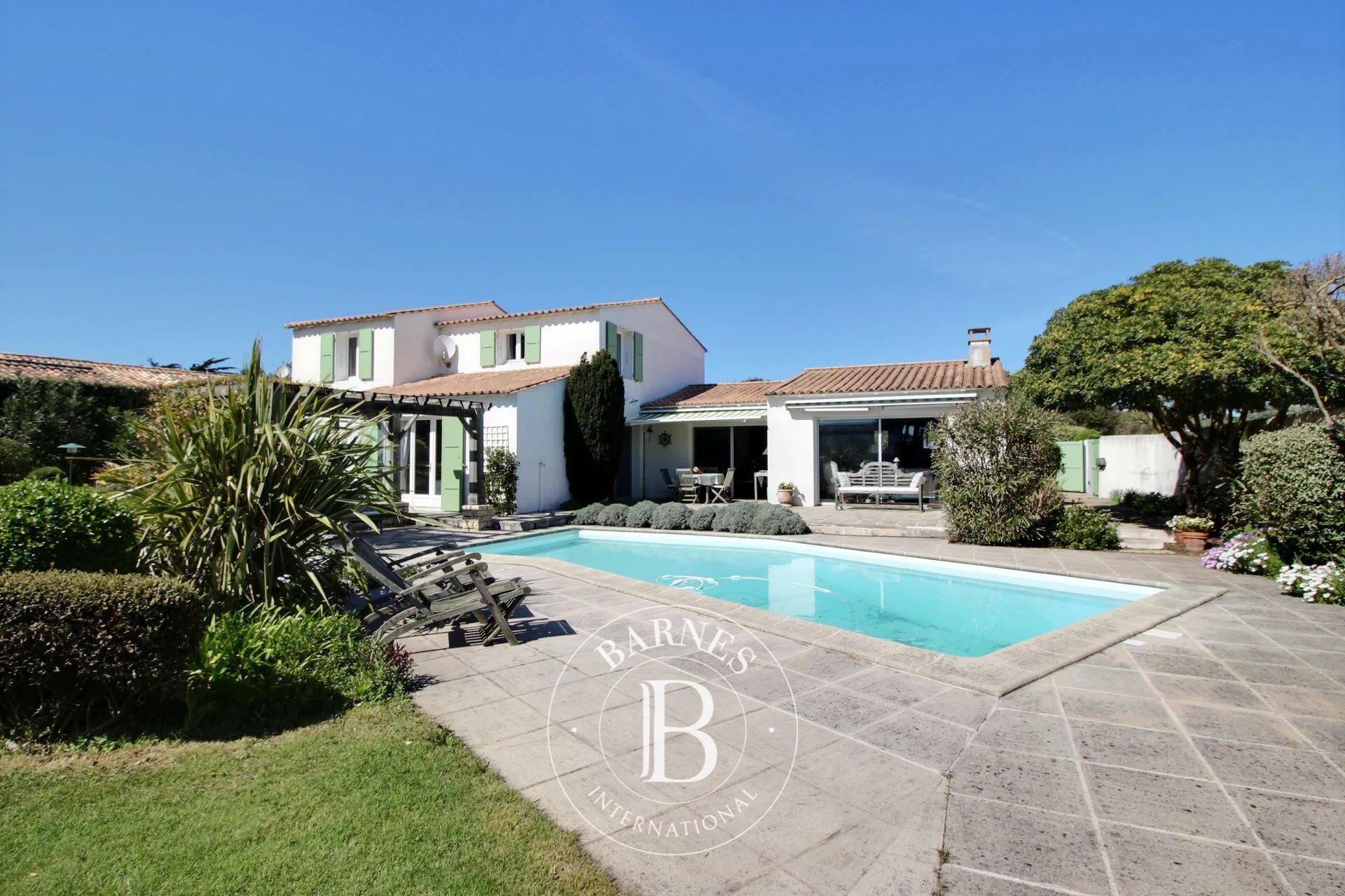 ÎLE DE RÉ - Maison à vendre - SAINTE-MARIE-DE-RÉ - Piscine. - picture 1