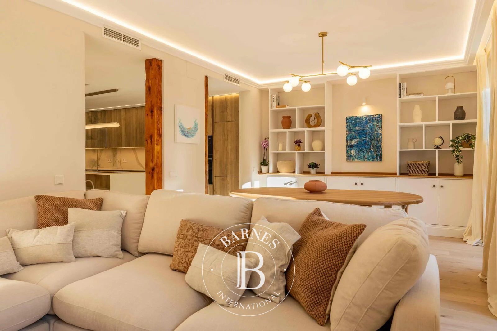 Appartement lumineux avec trois balcons et rénovation design dans le centre historique de Madrid - picture 1