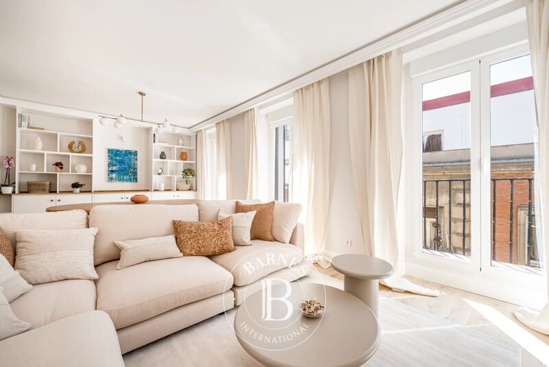 Luminosa vivienda exterior con tres balcones y reforma de diseño en La Latina