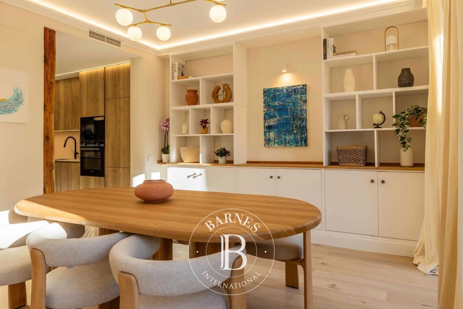 Appartement lumineux avec trois balcons et rénovation design dans le centre historique de Madrid - picture 2