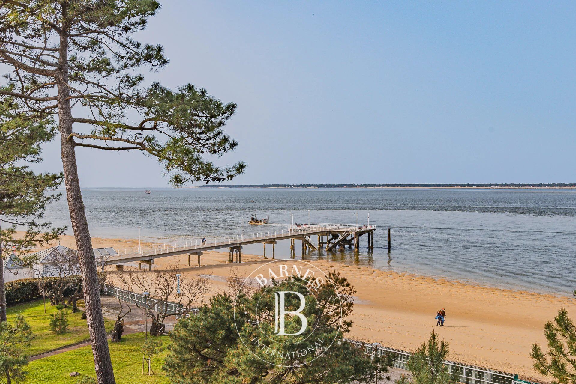 APPARTEMENT EN FRONT DE MER AVEC TERRASSE DE 48 M² AU MOULLEAU À ARCACHON - picture 2
