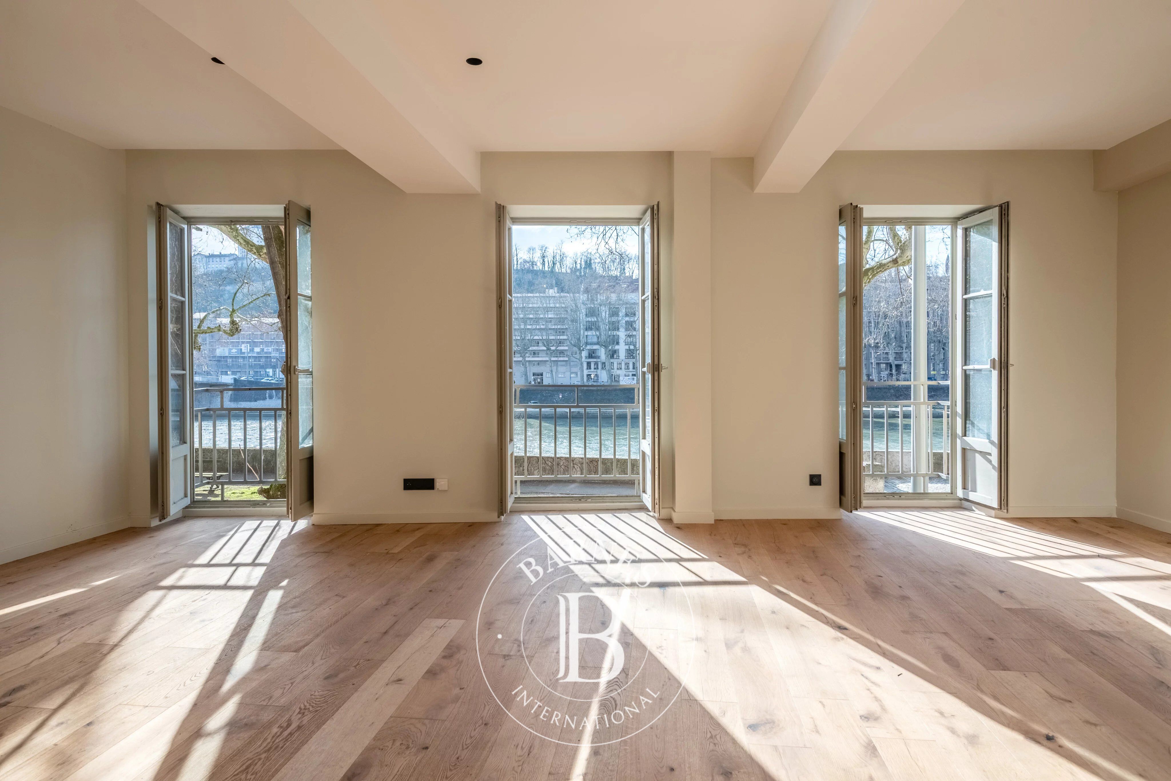 Lyon 1st – Quai Saint-Vincent – 98.92 m² Apartment – 3 Bedrooms - picture 1