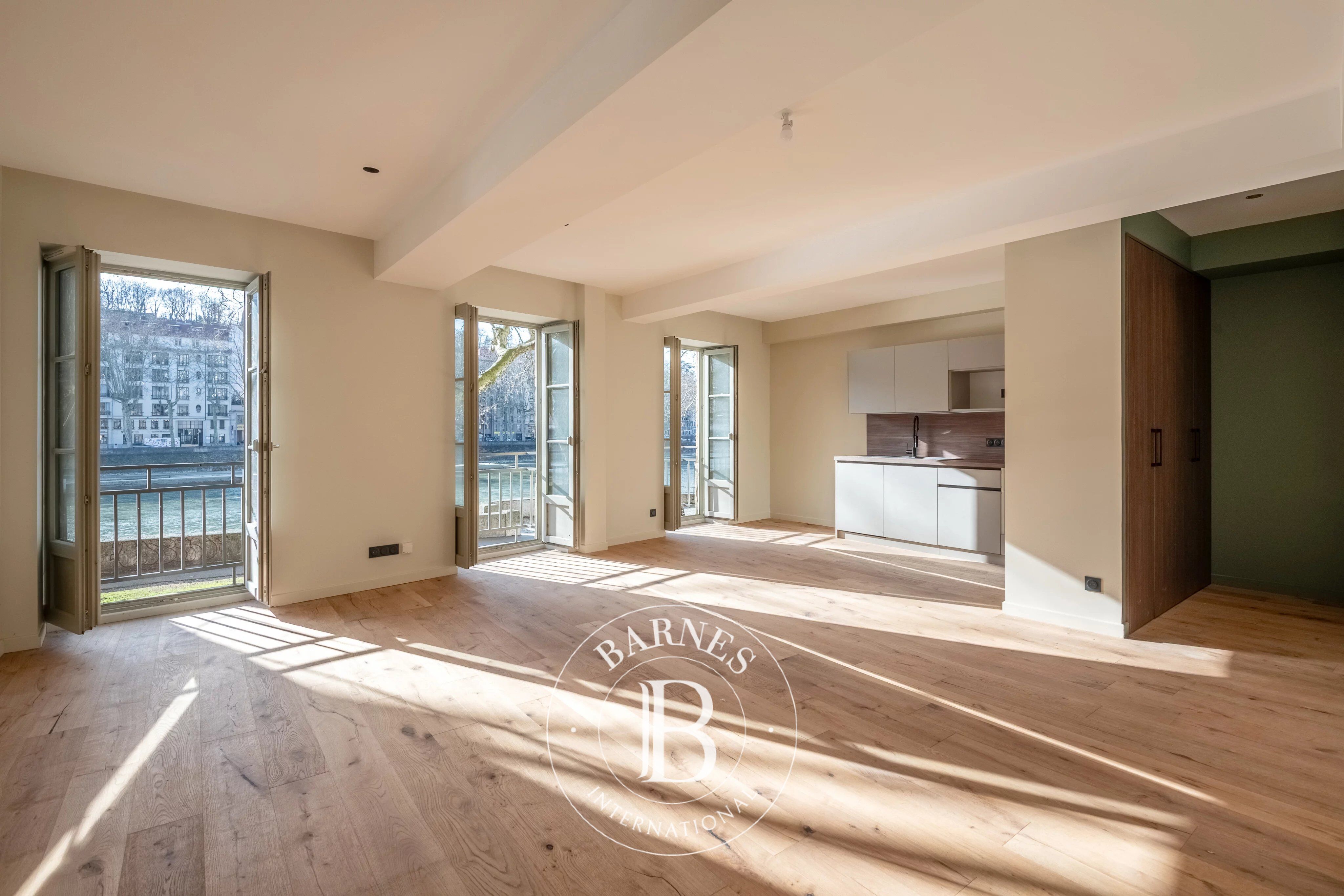 Lyon 1st – Quai Saint-Vincent – 98.92 m² Apartment – 3 Bedrooms - picture 2