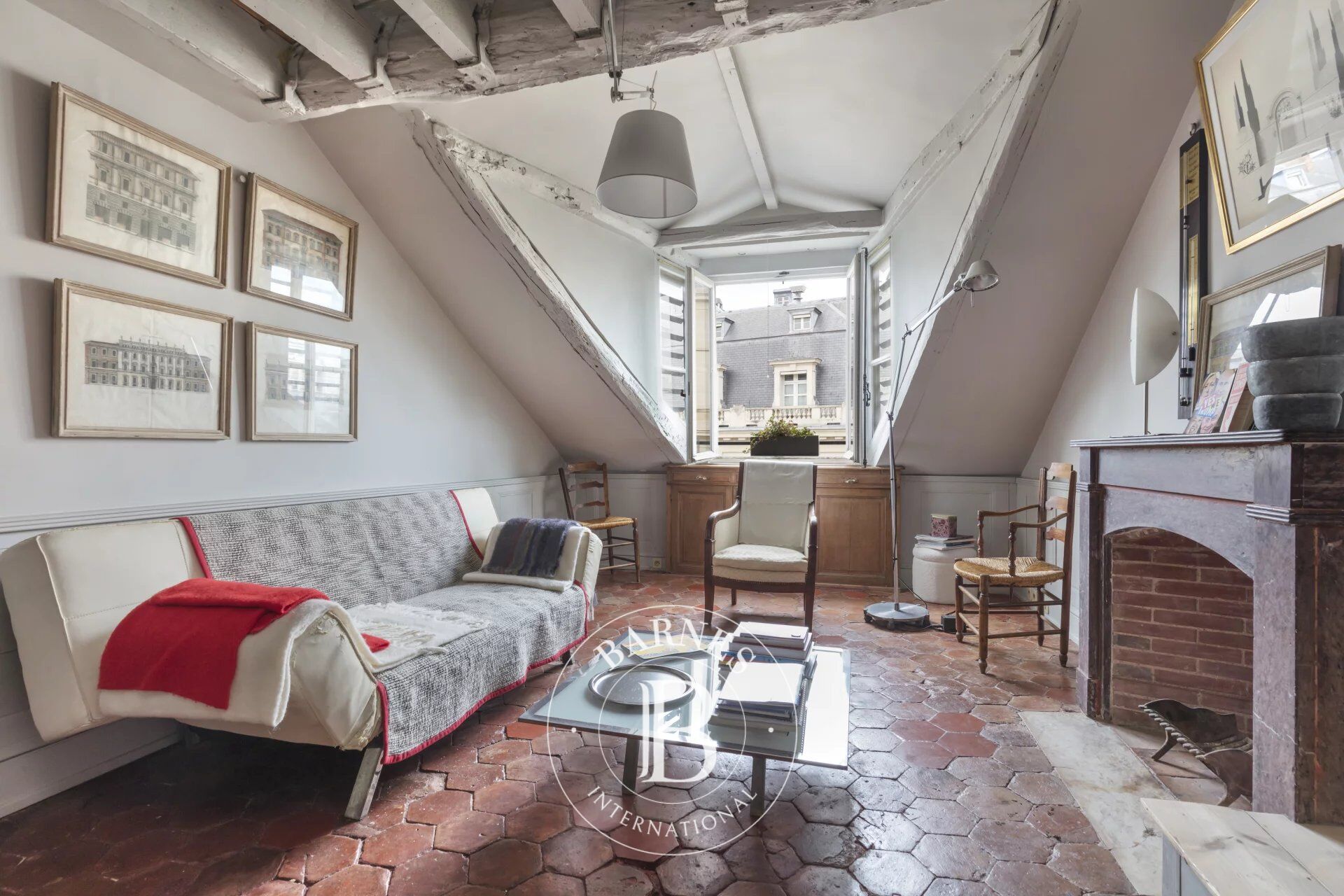 PARIS 8e - Matignon - Palais de l'Élysée - Duplex dernier étage ascenseur - 2 chambres - picture 2