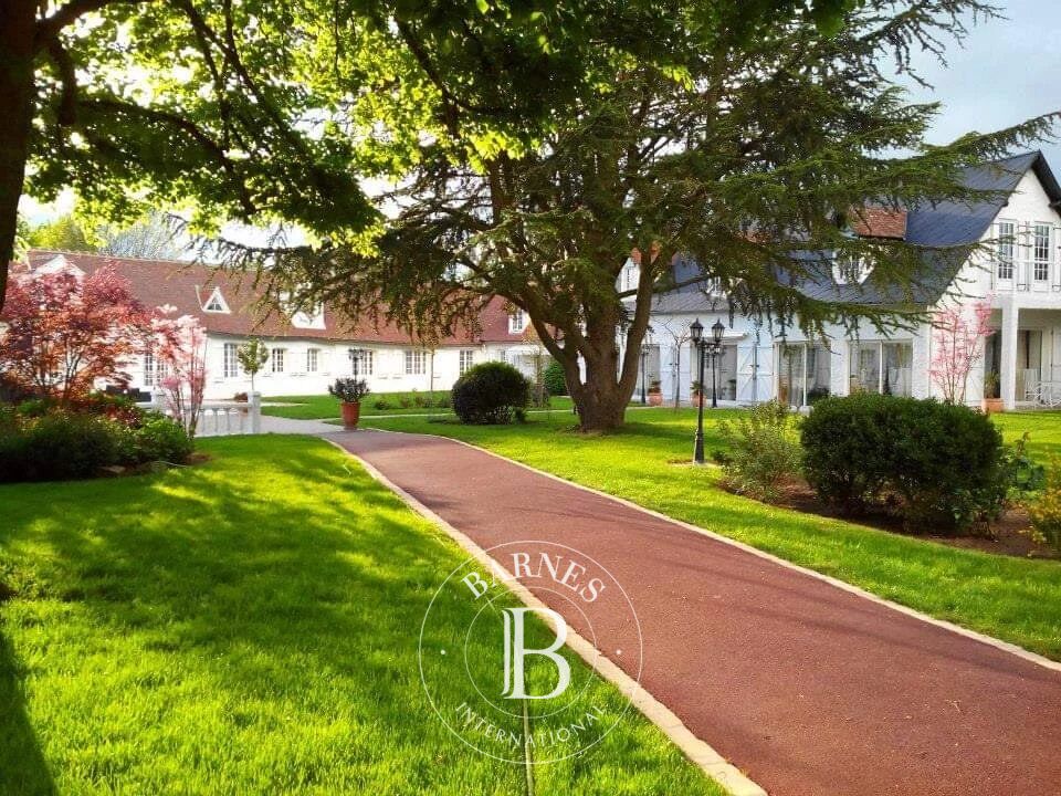 Tremblay les Villages (28) proche Chartres, 703m2 habitables avec piscine intérieure sur 3062m2 de terrain. - picture 1