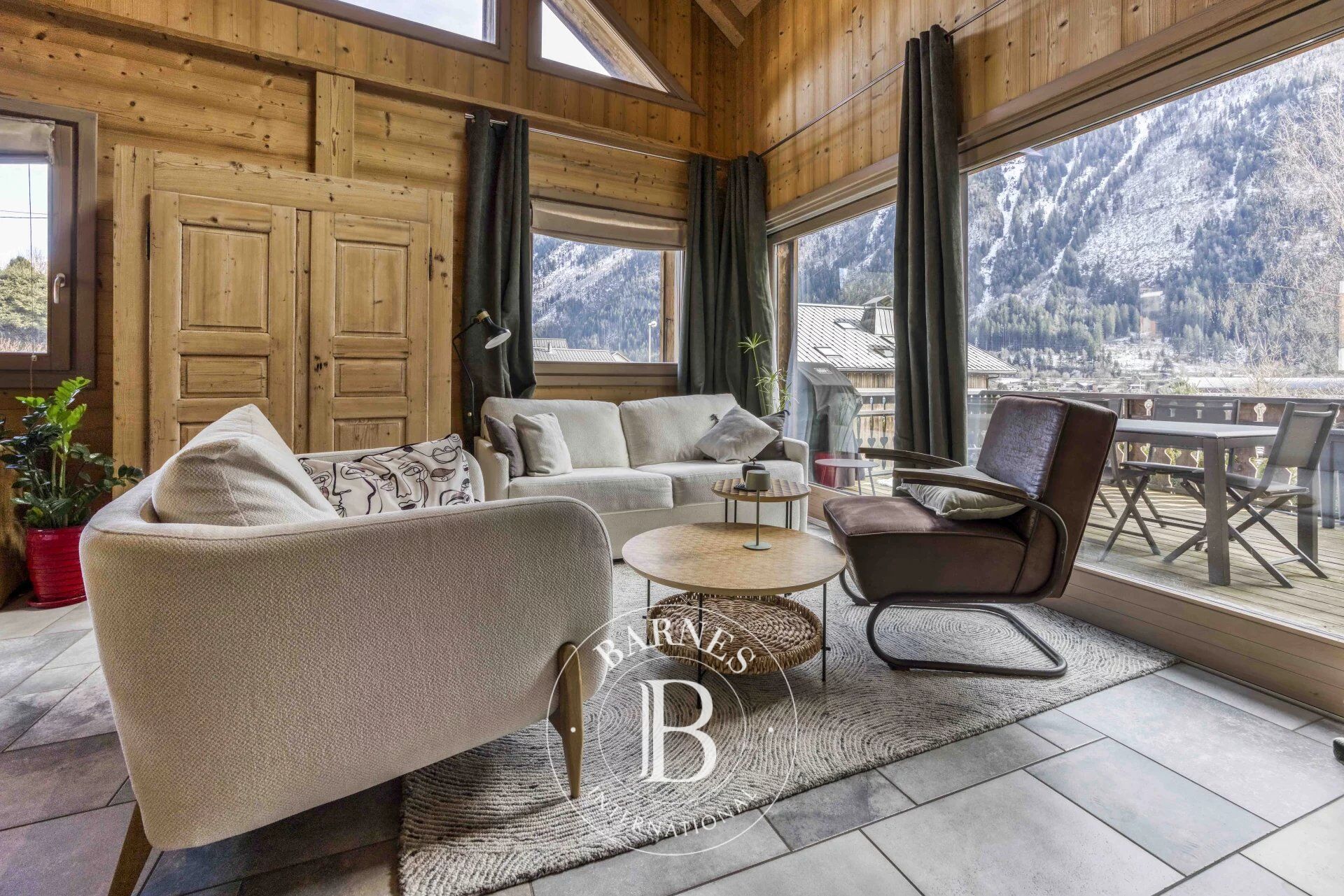 BARNES CHAMONIX - LES PECLES - 4-BEDROOM CHALET - TERRACE WITH VIEWS OF MONT BLANC - picture 1