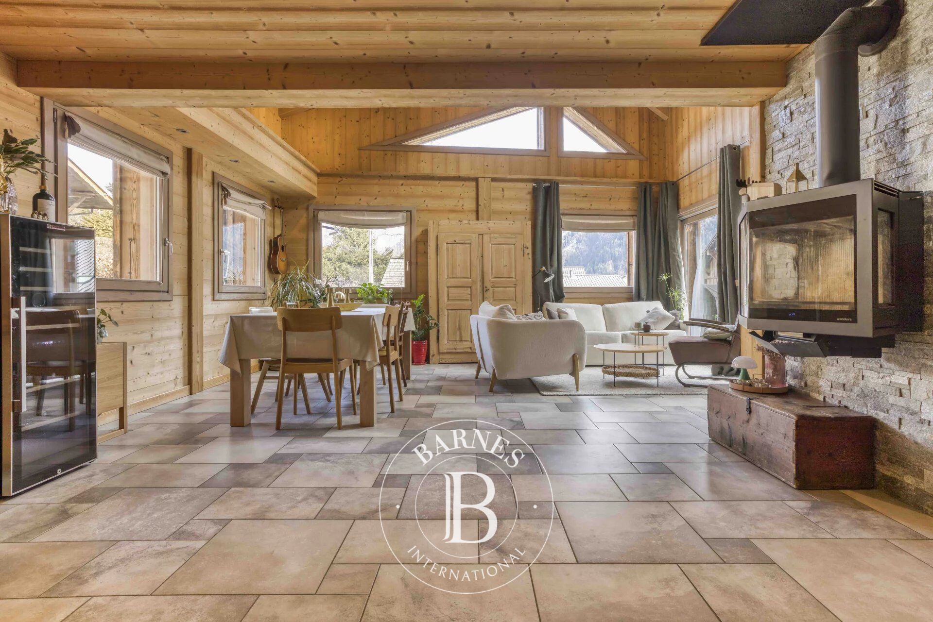 BARNES CHAMONIX - LES PECLES - 4-BEDROOM CHALET - TERRACE WITH VIEWS OF MONT BLANC - picture 2