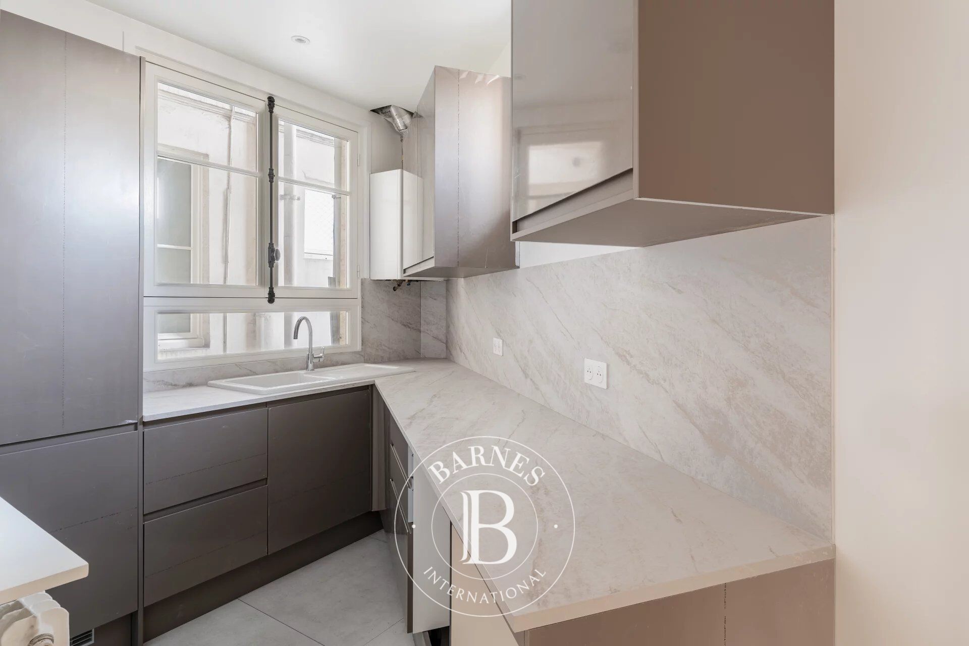 PARIS 8E - ETAGE ELEVE - 2 CHAMBRES - picture 3