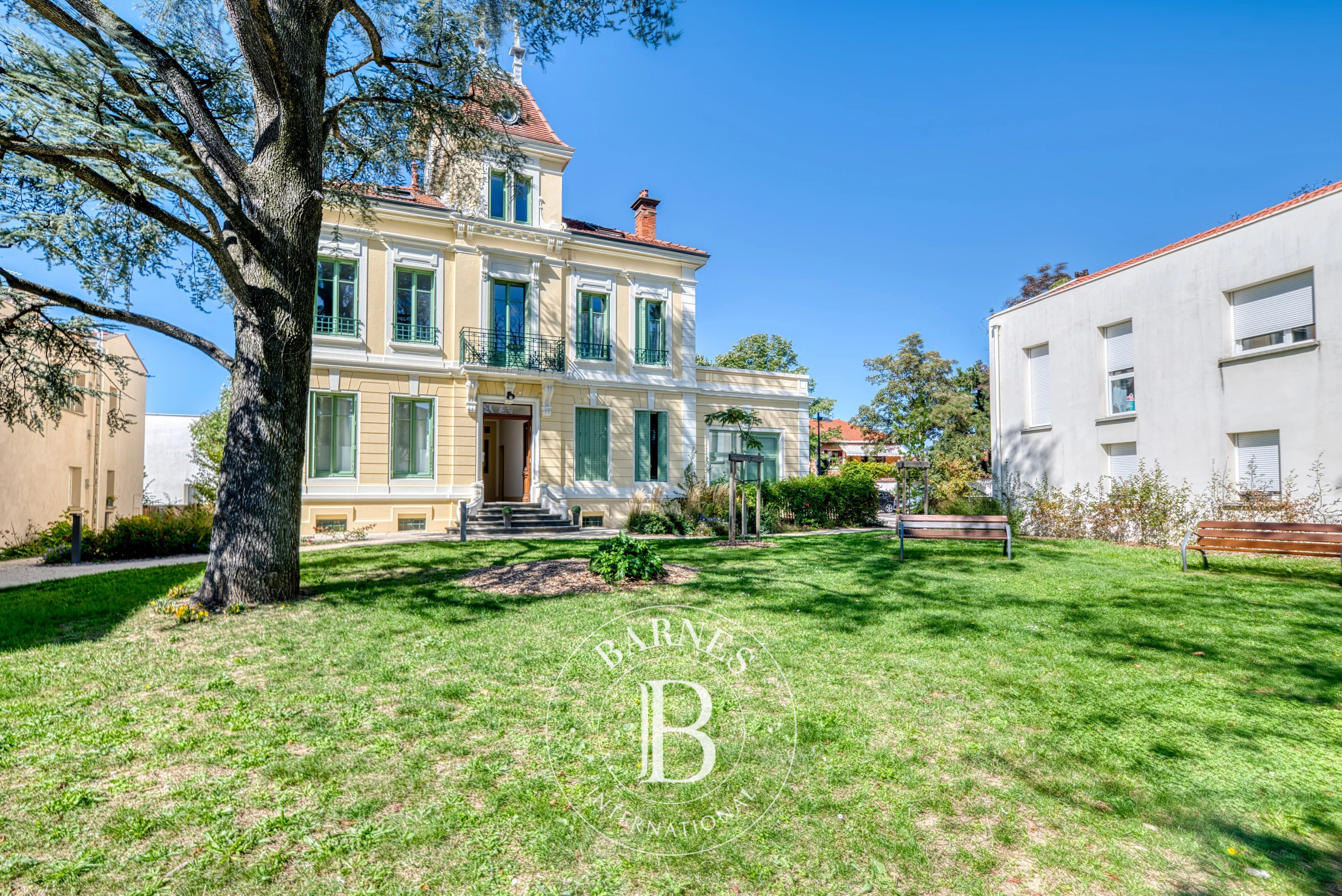 RENOVATED 99 m² APARTMENT IN A TOWNHOUSE – CITY CENTRE – TERRACE – PARKING - picture 1