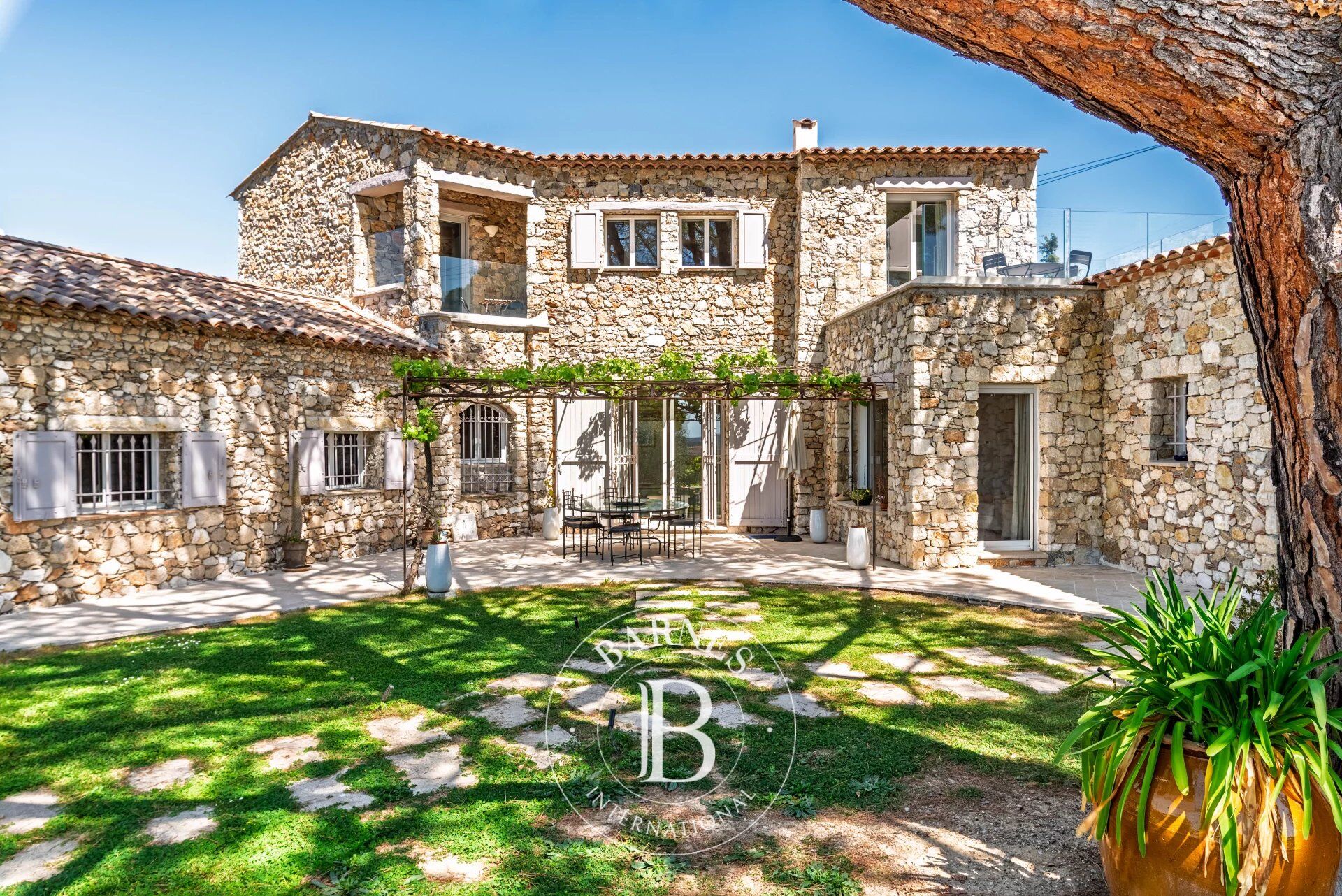 Elegant renovated stone villa with pool, near Saint-Paul-de-Vence - picture 2