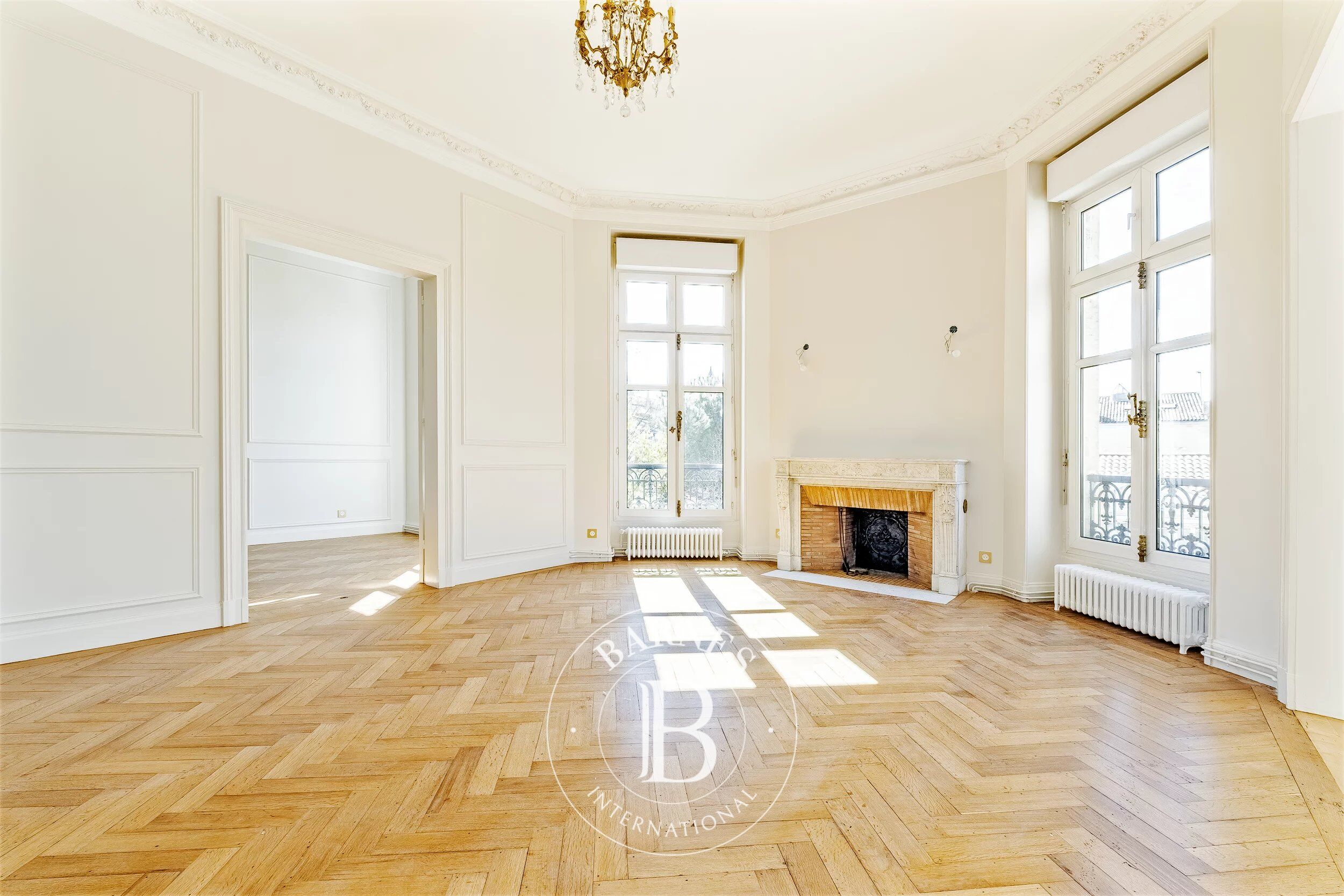 Bordeaux City Centre – 223 sqm Apartment  – Parking - picture 2