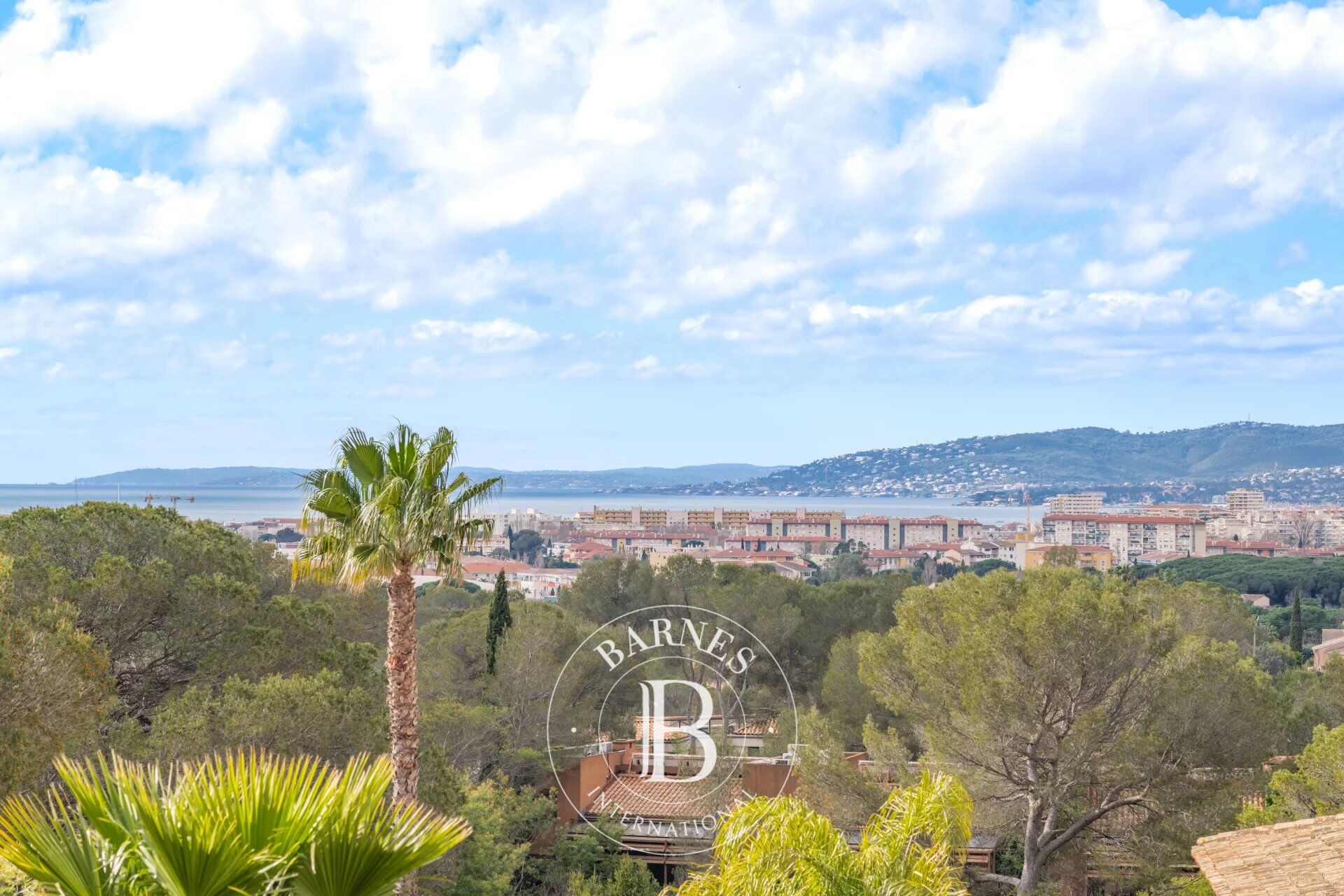 SAINT-RAPHAËL - VILLA WITH A SWIMMING-POOL IN A GATED COMMUNITY - picture 2