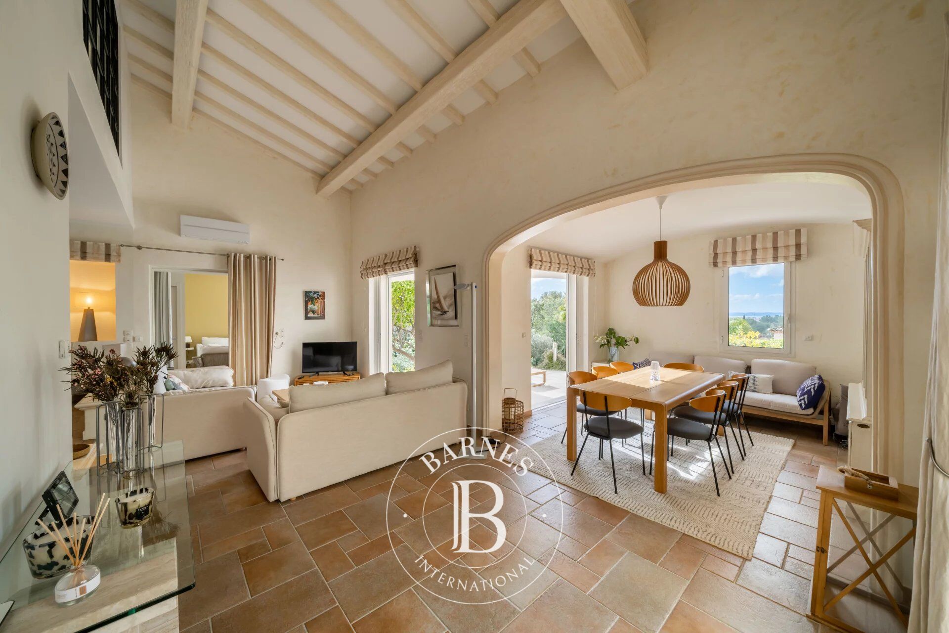 SAINT-RAPHAËL - VILLA WITH A SWIMMING-POOL IN A GATED COMMUNITY - picture 3