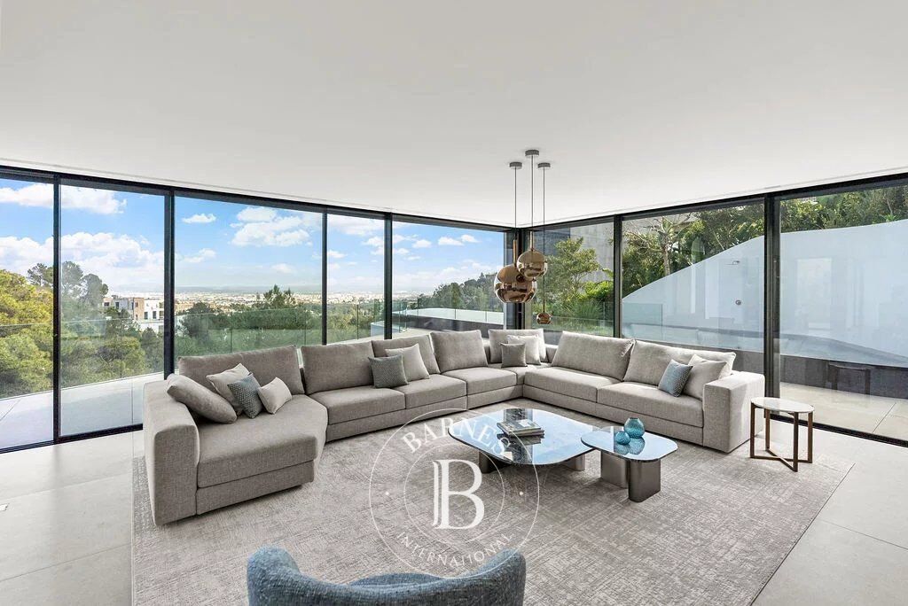 Modern Son Vida Residence with Pool, Garden, and Luxury Amenities - picture 3