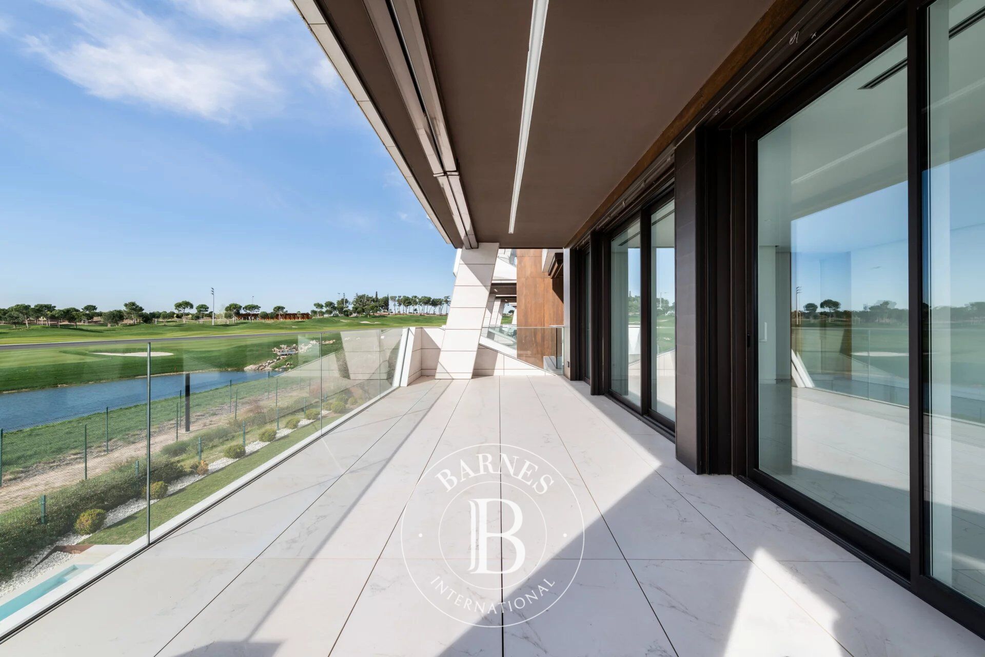 A home to truly live in, with views over the golf course. - picture 2