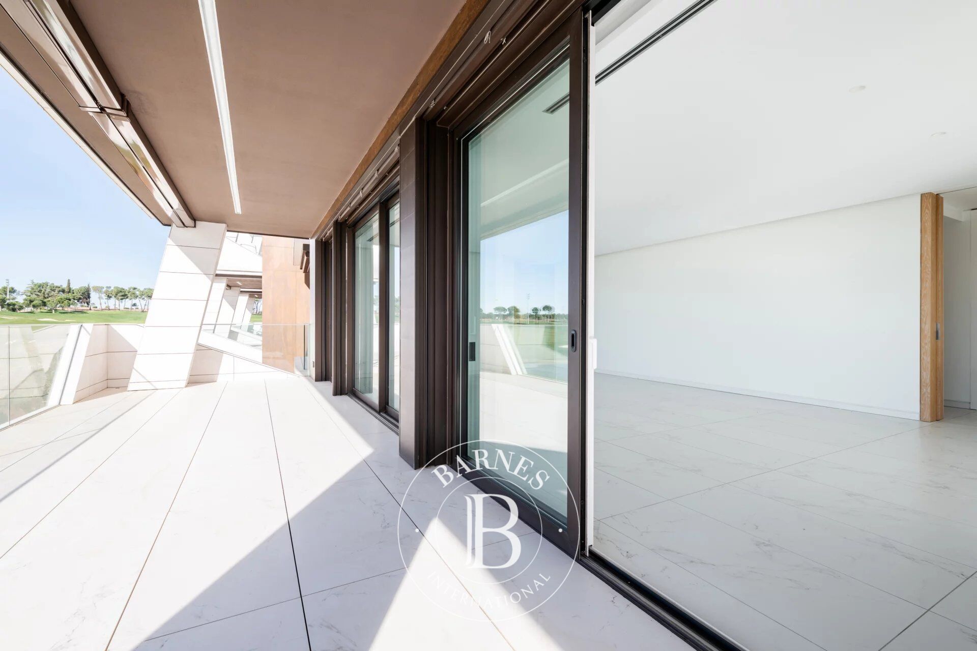 A home to truly live in, with views over the golf course. - picture 3