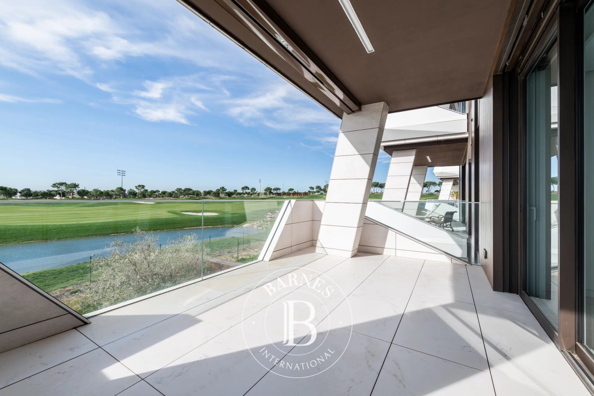 A home to truly live in, with views over the golf course. - picture 1