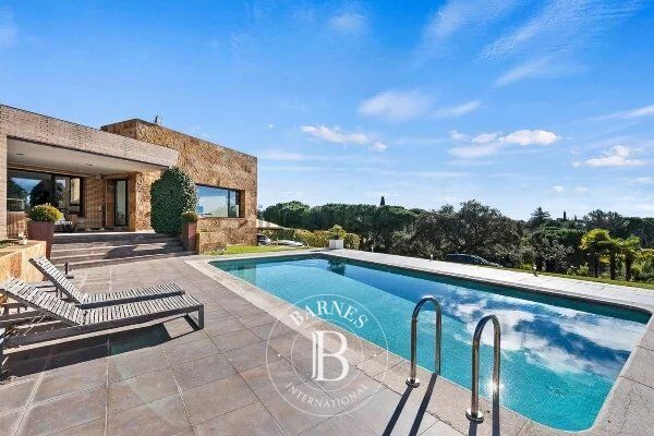 Villa with direct access to Hole 5 of the golf course - picture 3