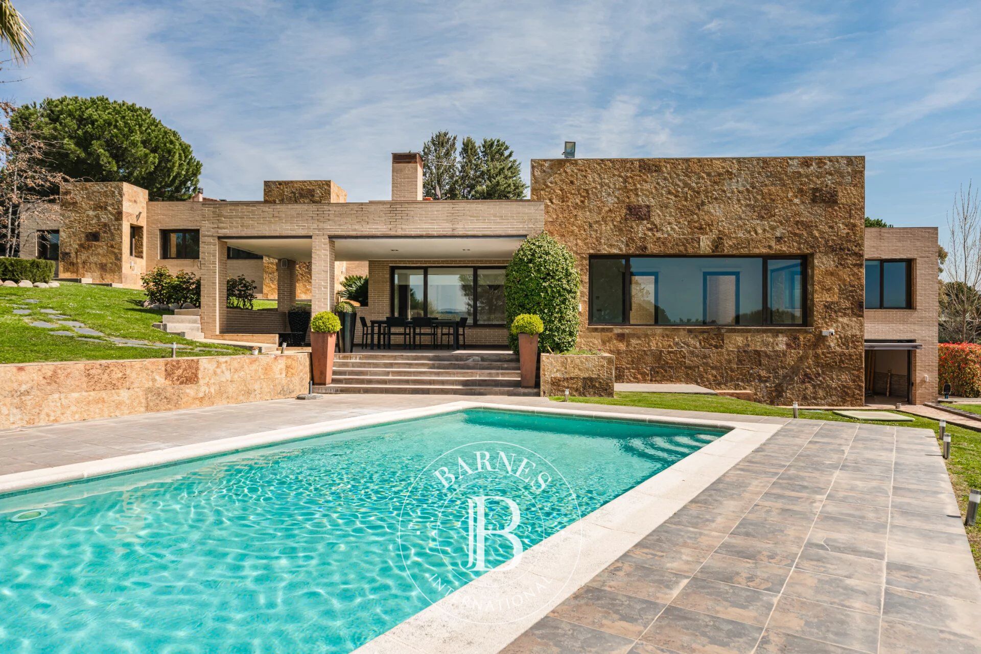 Villa with direct access to Hole 5 of the golf course - picture 3