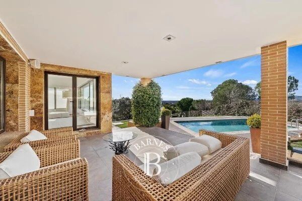 Villa with direct access to Hole 5 of the golf course - picture 1