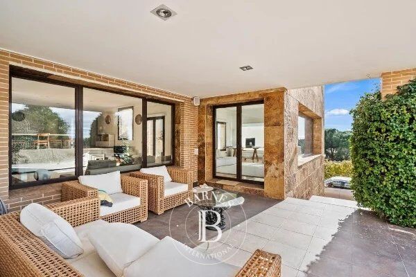 Villa with direct access to Hole 5 of the golf course - picture 2