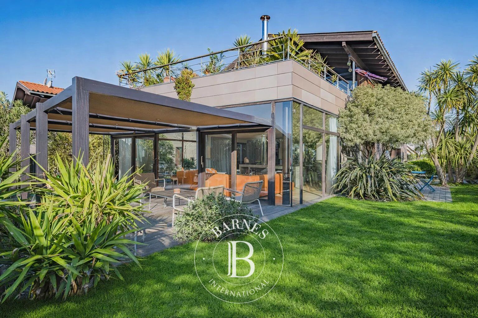 VILLA FAMILIALE RÉNOVÉE PAR UN ARCHITECTE, AVEC TERRASSE ET VUE SUR LE BASSIN, SUR LA PRESQU’ÎLE DU CAP FERRET - picture 1