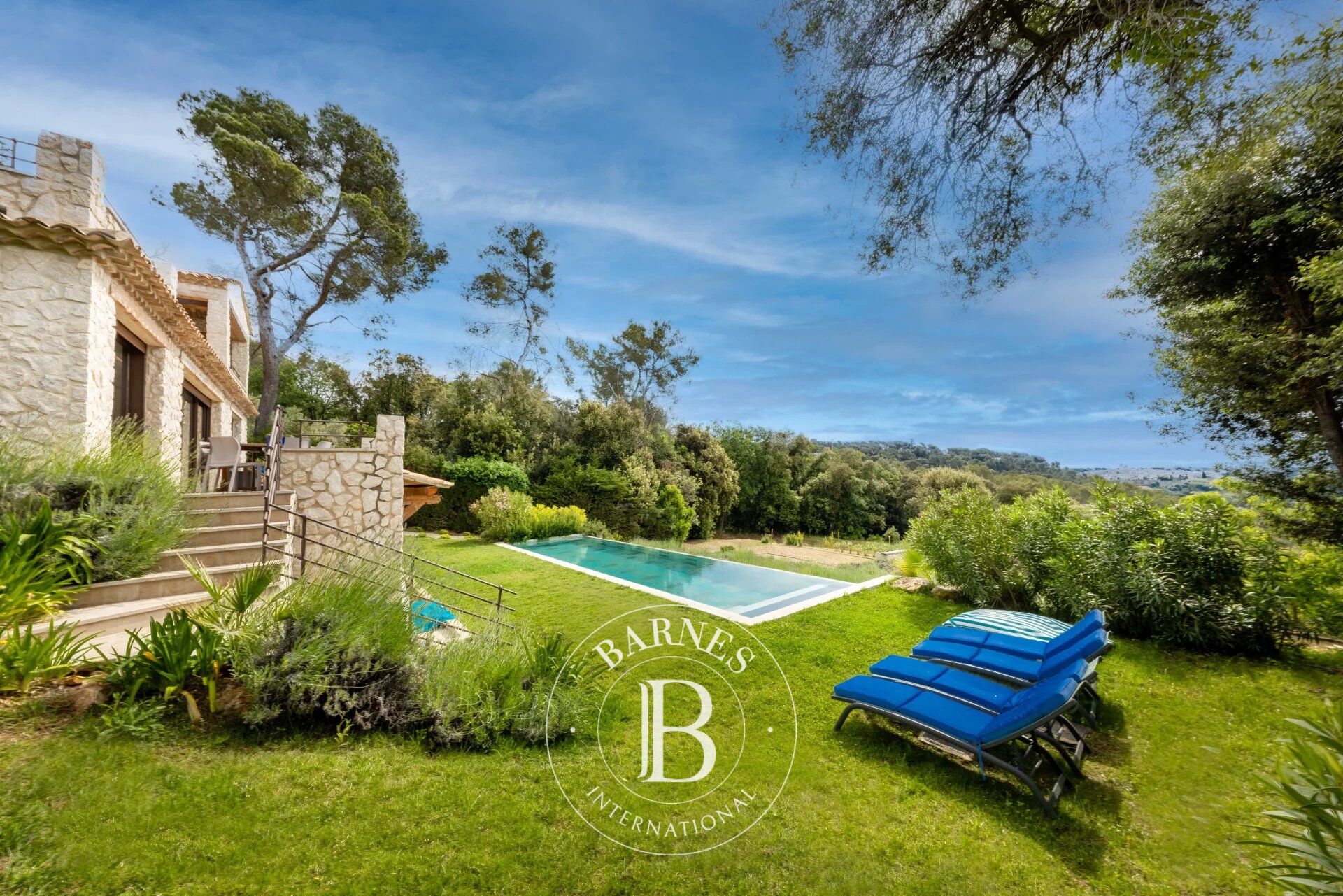 Renovated Stone Property with Panoramic Views over the Sea and the Village of Saint-Paul-de-Vence - picture 3