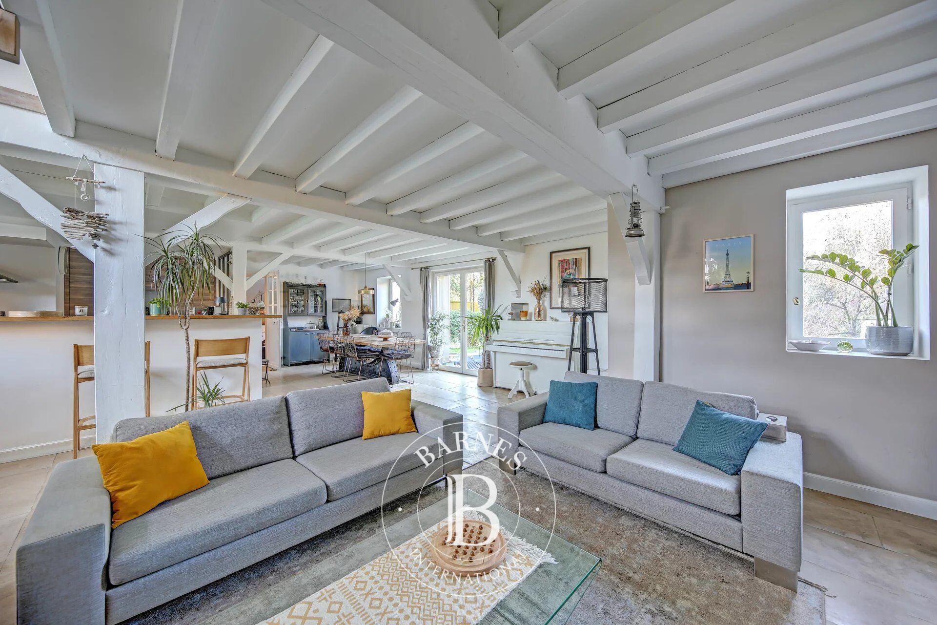 Crespières - Village centre - Old stone house with 10 main rooms - picture 1