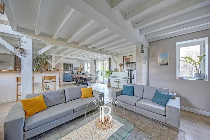 Crespières - Village centre - Old stone house with 10 main rooms