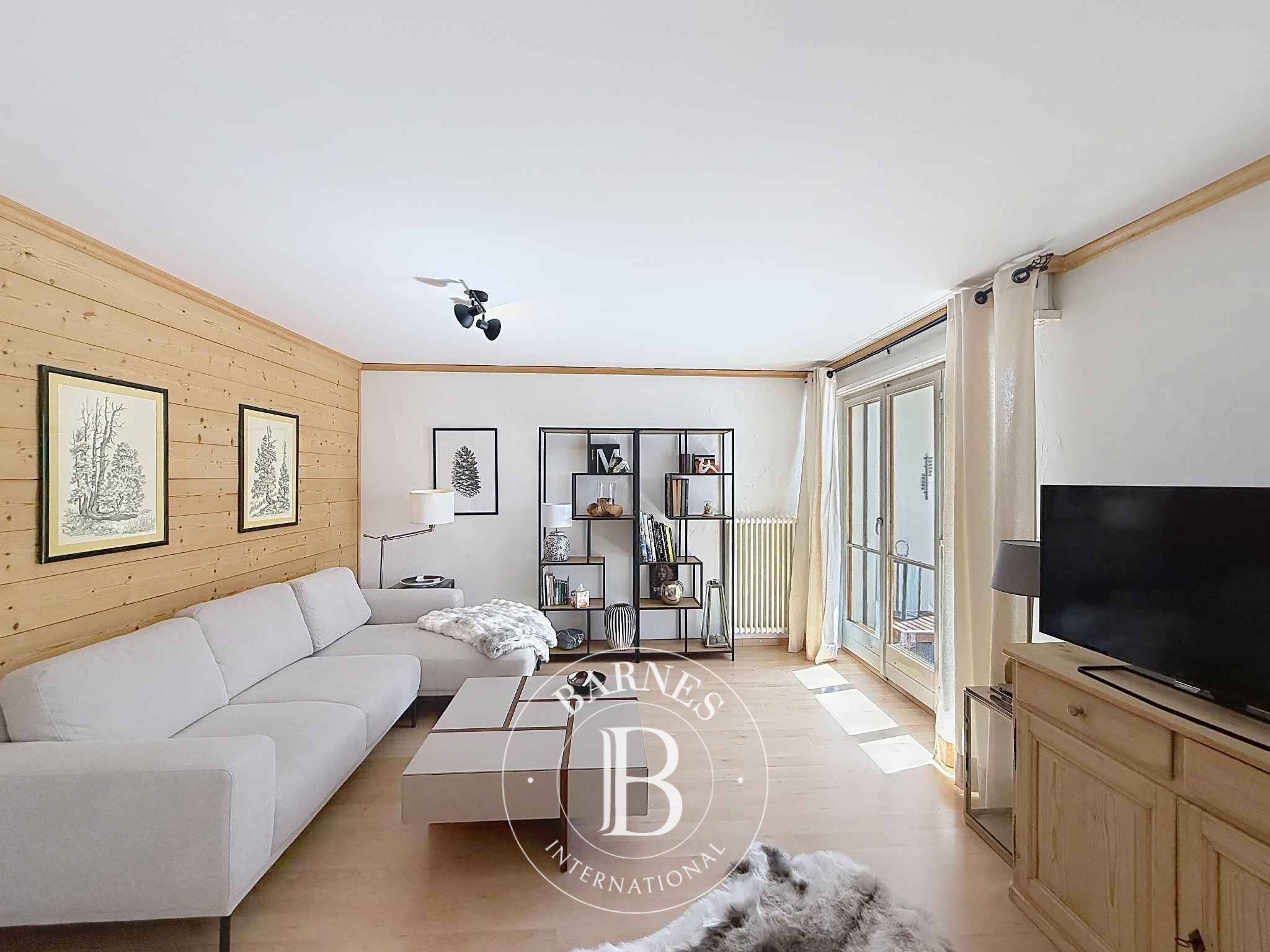 CHARMING 3.5-ROOM APARTMENT - picture 2