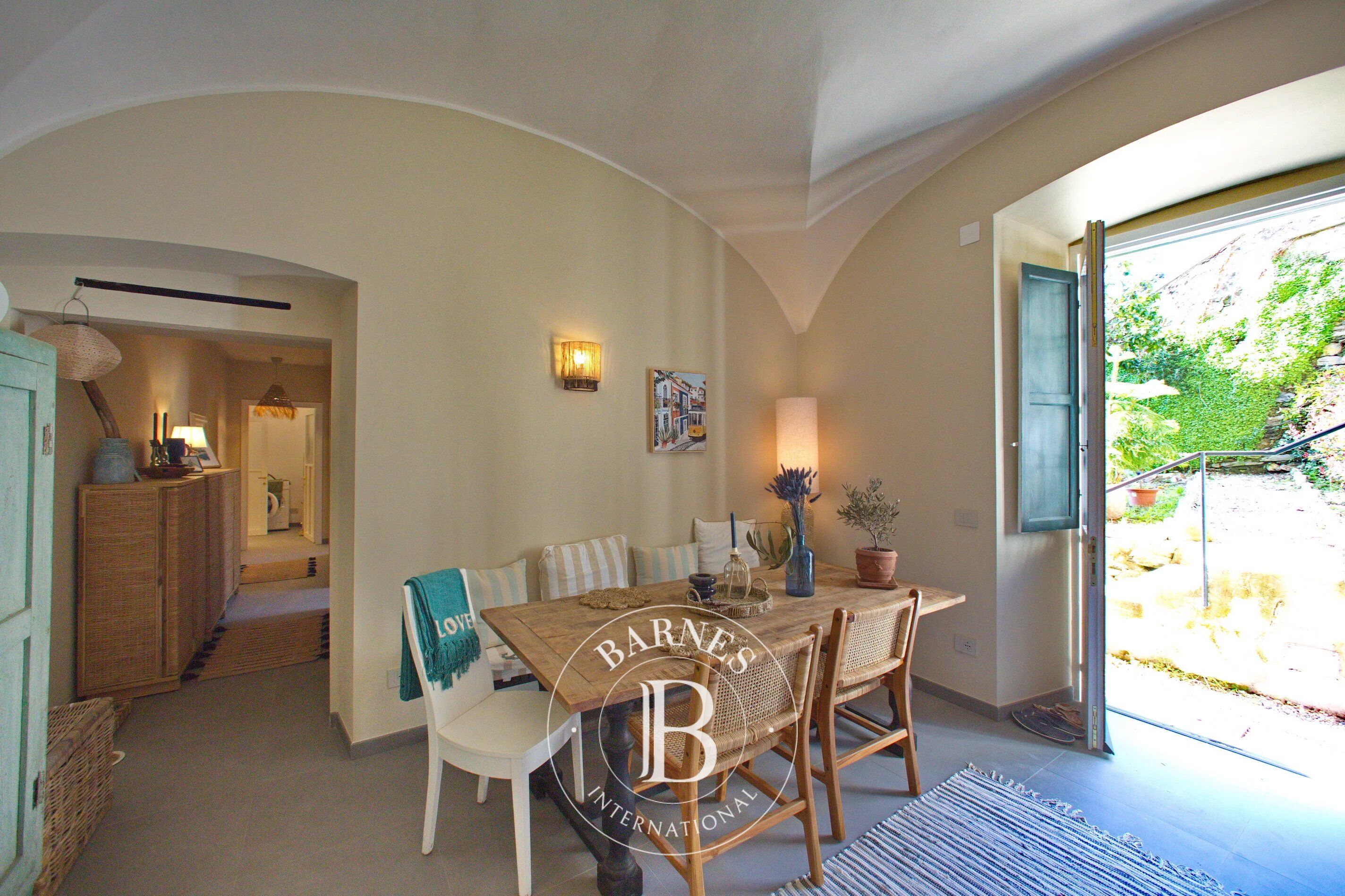 Apartment in a historic villa with private outdoor space - picture 3