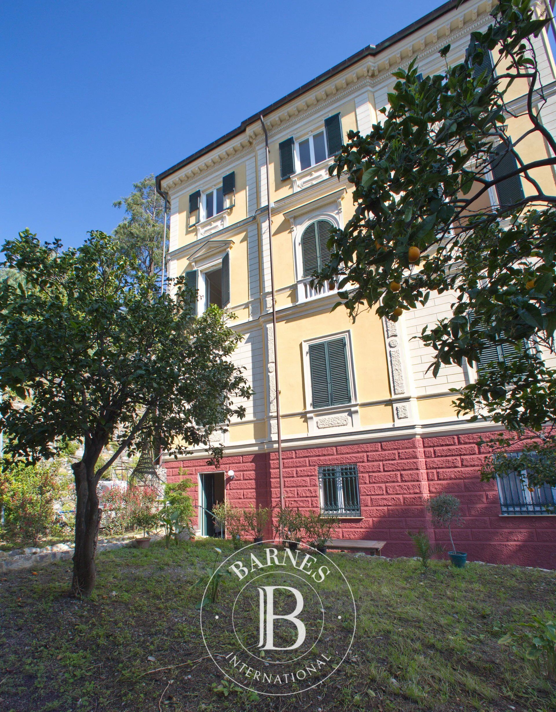 Apartment in a historic villa with private outdoor space - picture 2