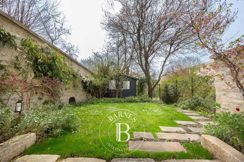 For sale - Town centre - Charming garden-level apartment